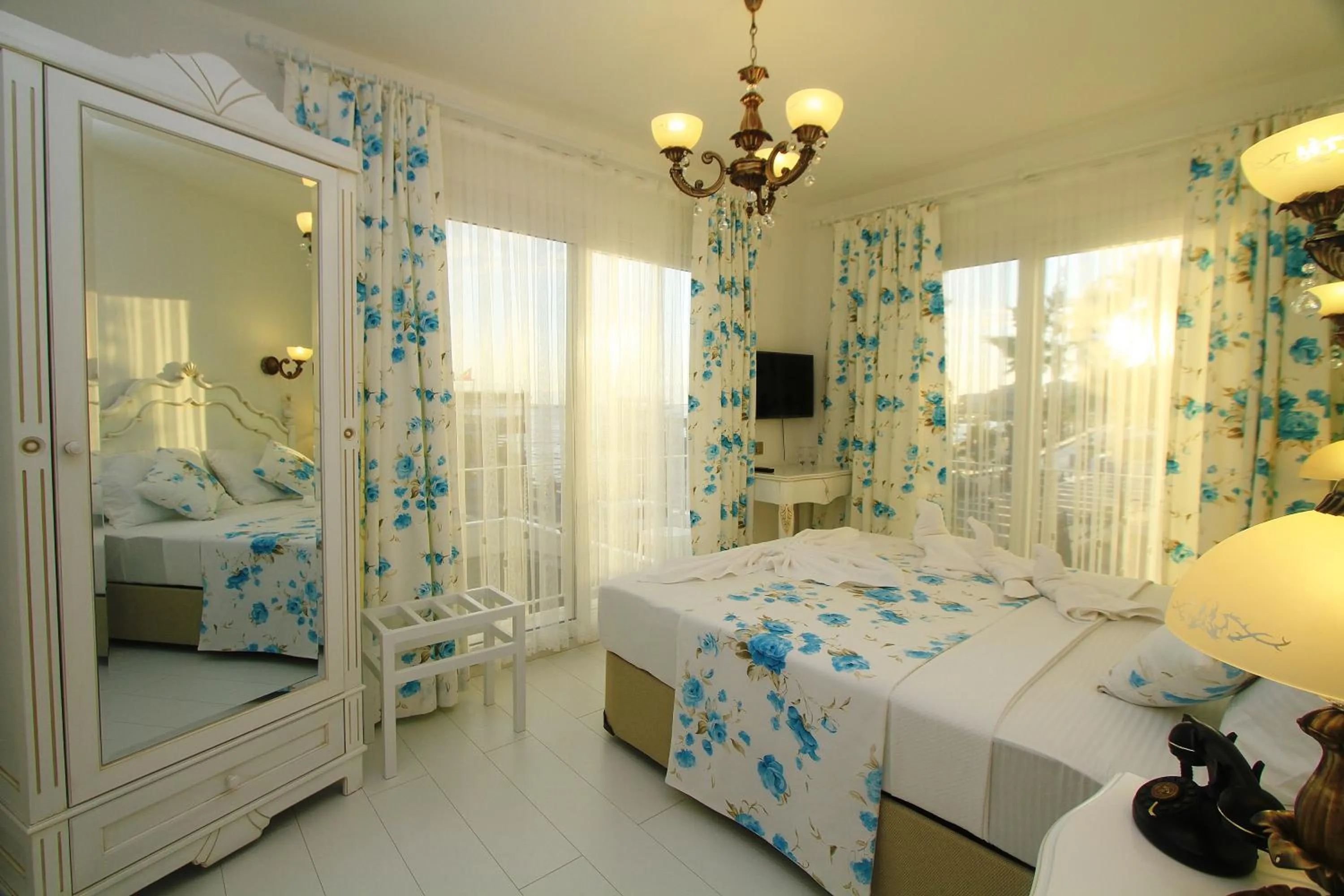 Shower, Bed in Dantela Butik Hotel