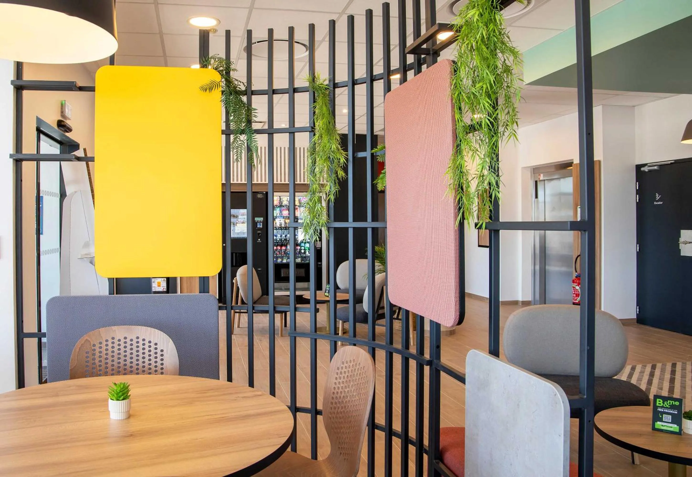 Restaurant/places to eat in B&B HOTEL Moulins Avermes