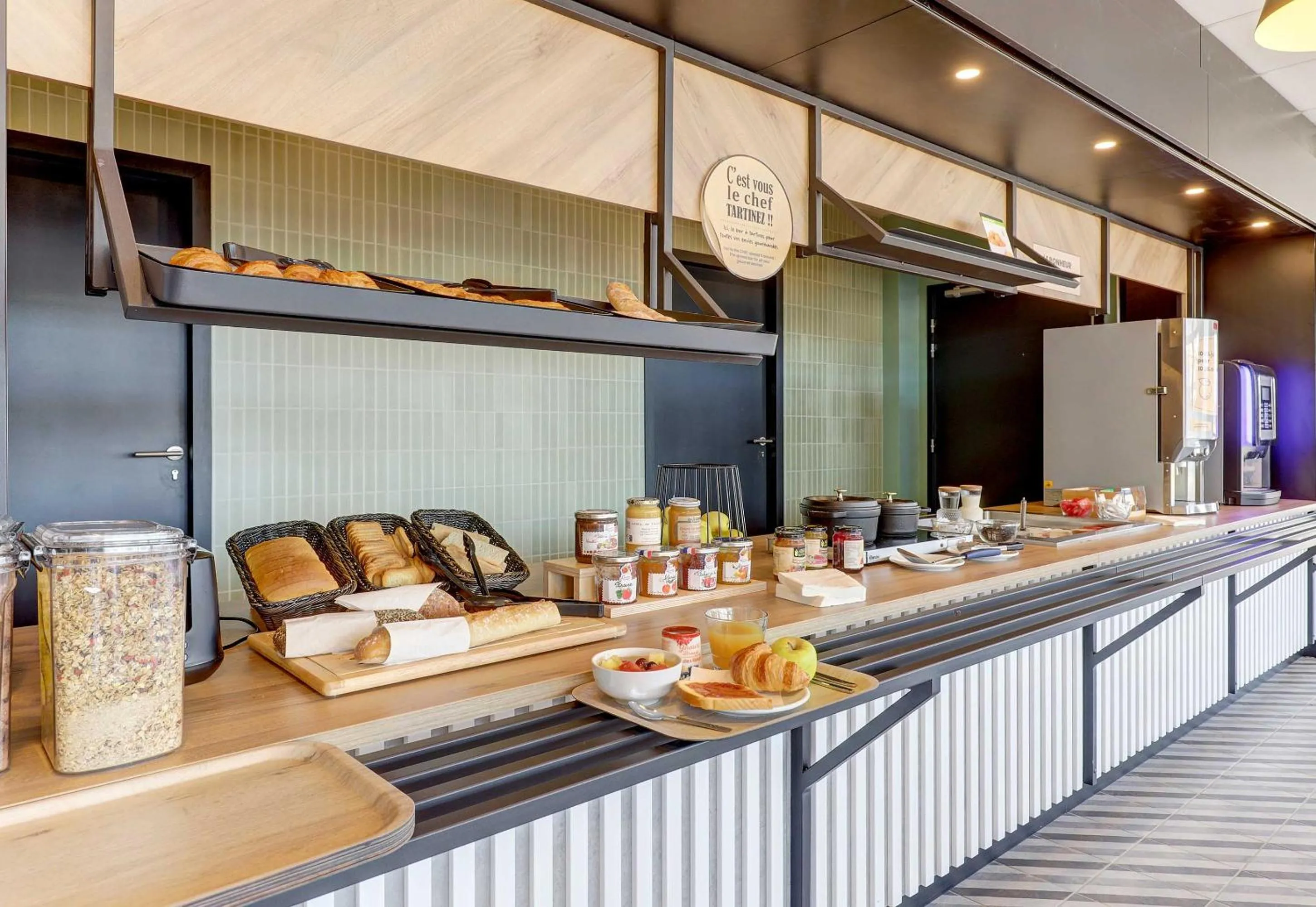 Buffet breakfast in B&B HOTEL Moulins Avermes