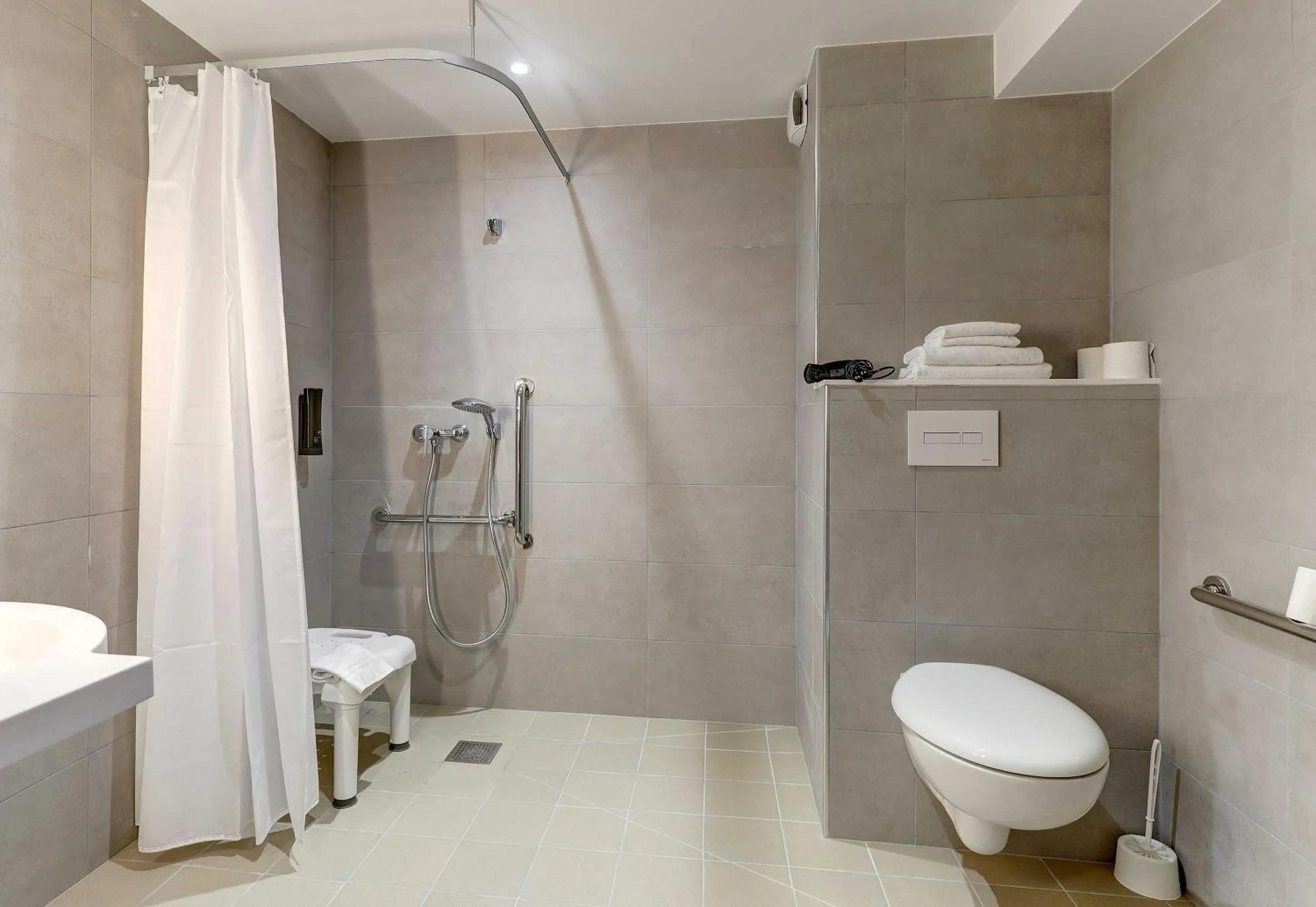 Bathroom in B&B HOTEL Moulins Avermes