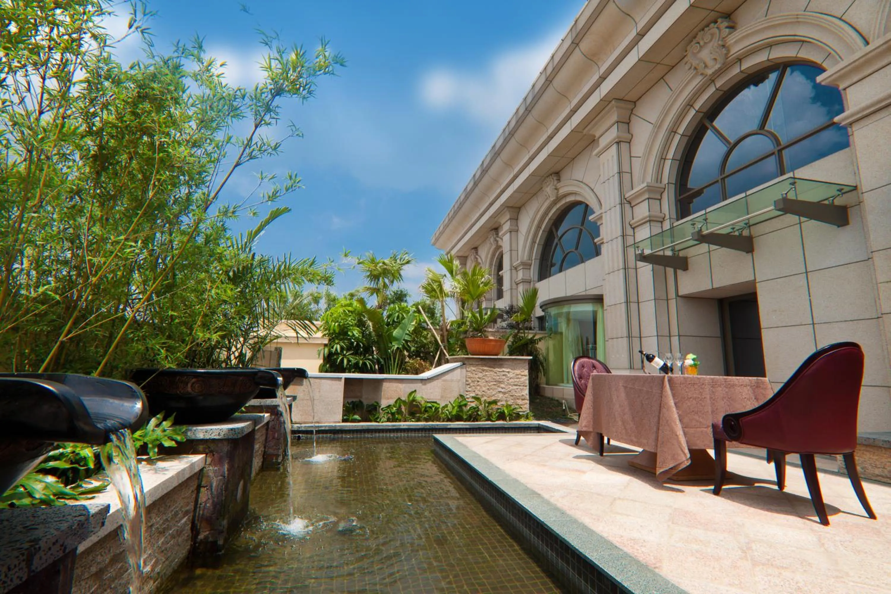 Restaurant/places to eat in Elong Me Hotel