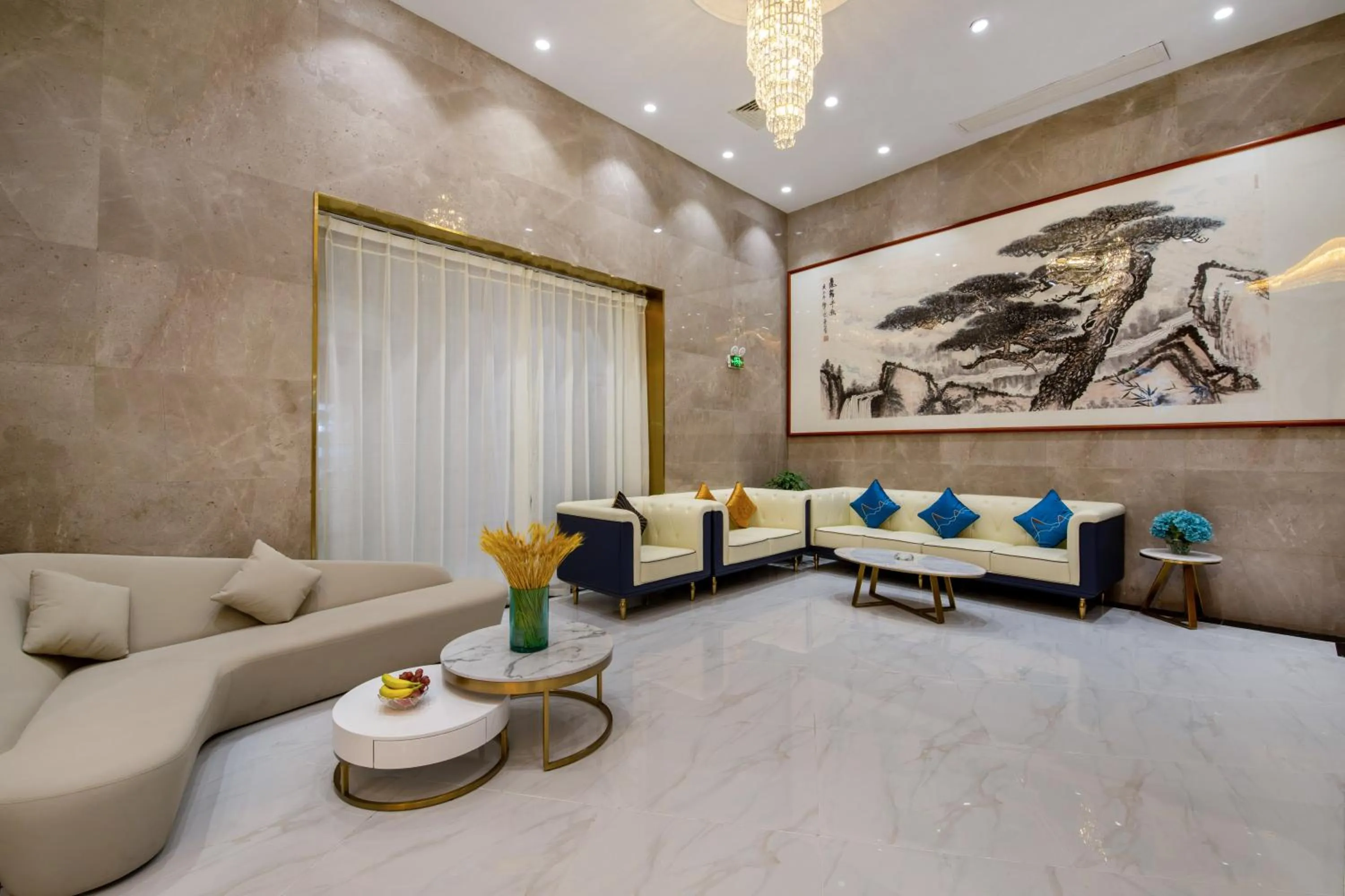 Communal lounge/ TV room in Elong Me Hotel