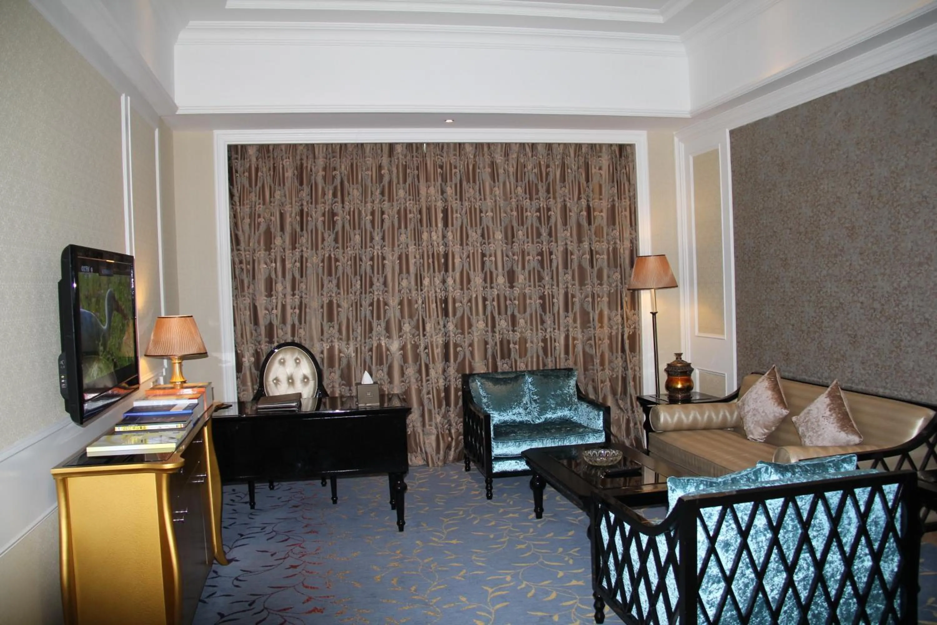 Communal lounge/ TV room in Elong Me Hotel