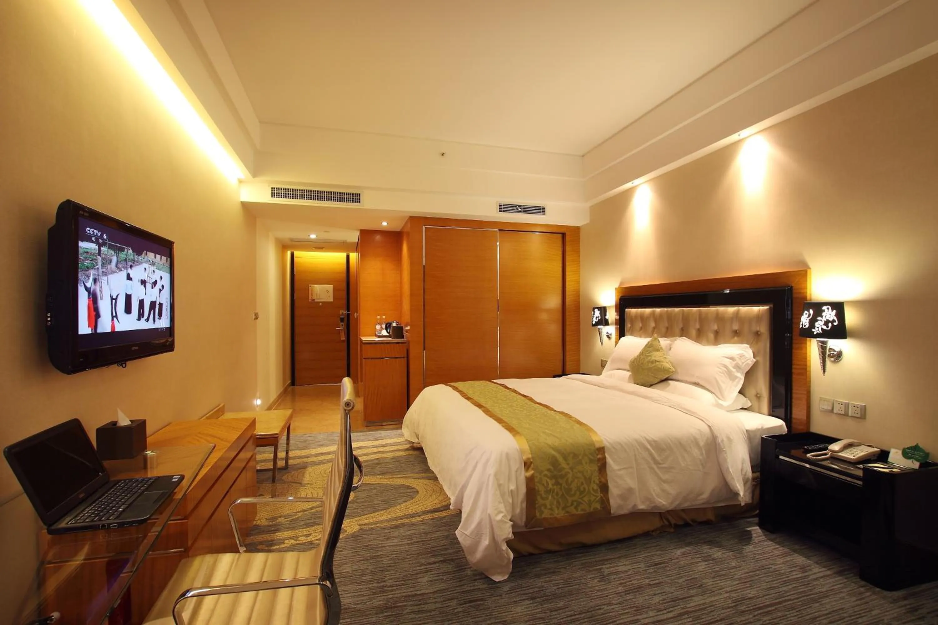 Photo of the whole room in Elong Me Hotel