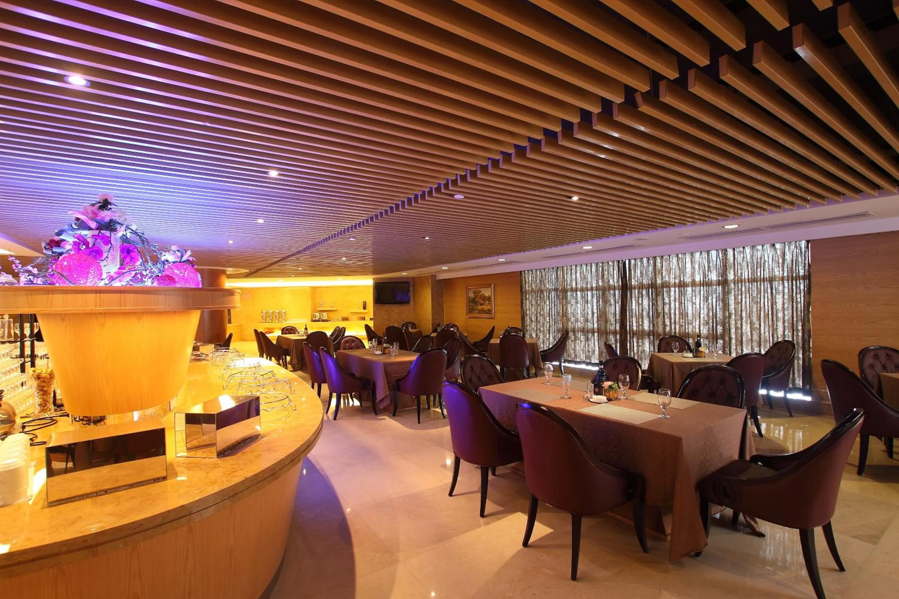 Restaurant/places to eat in Elong Me Hotel