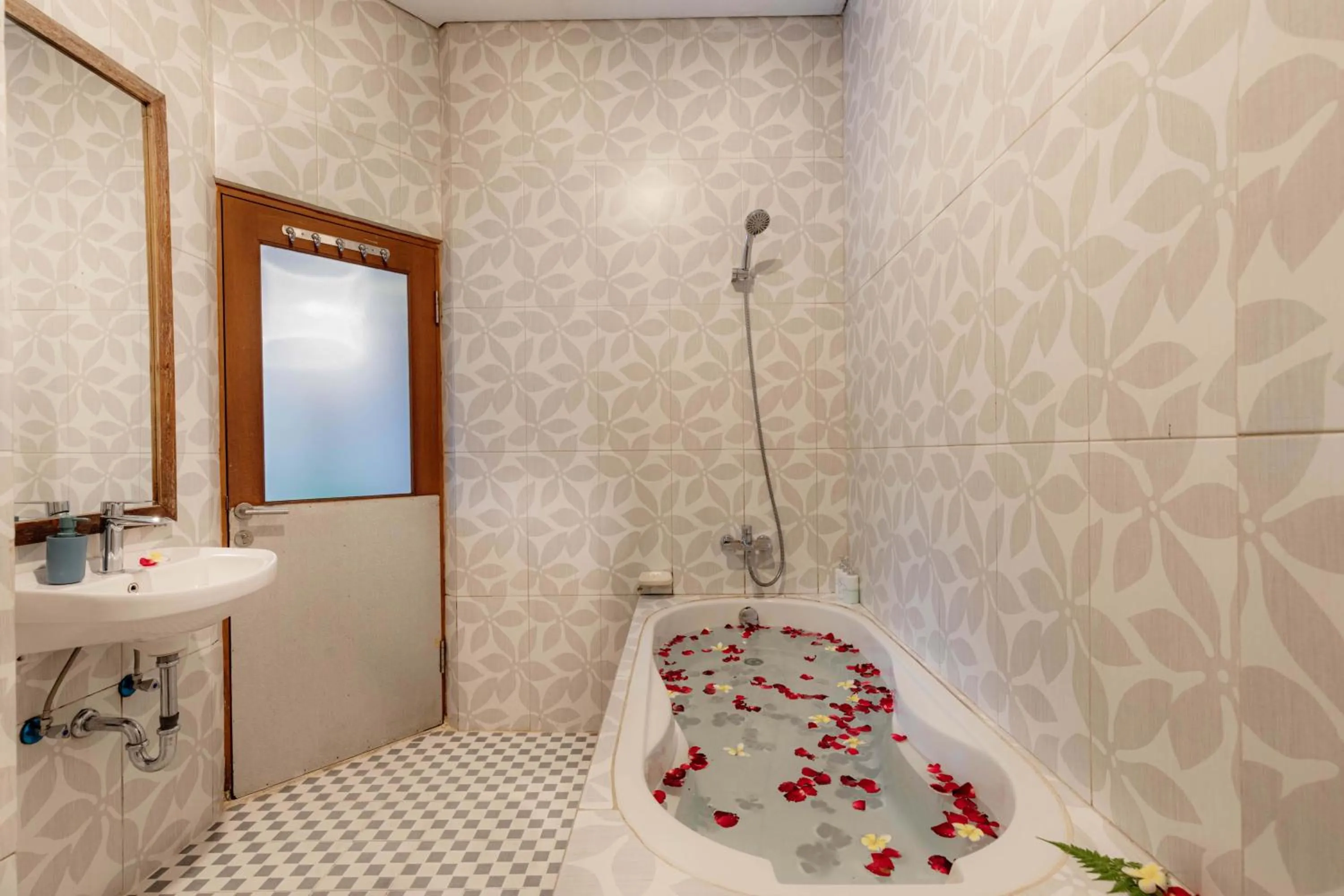 Shower in Amoya Inn