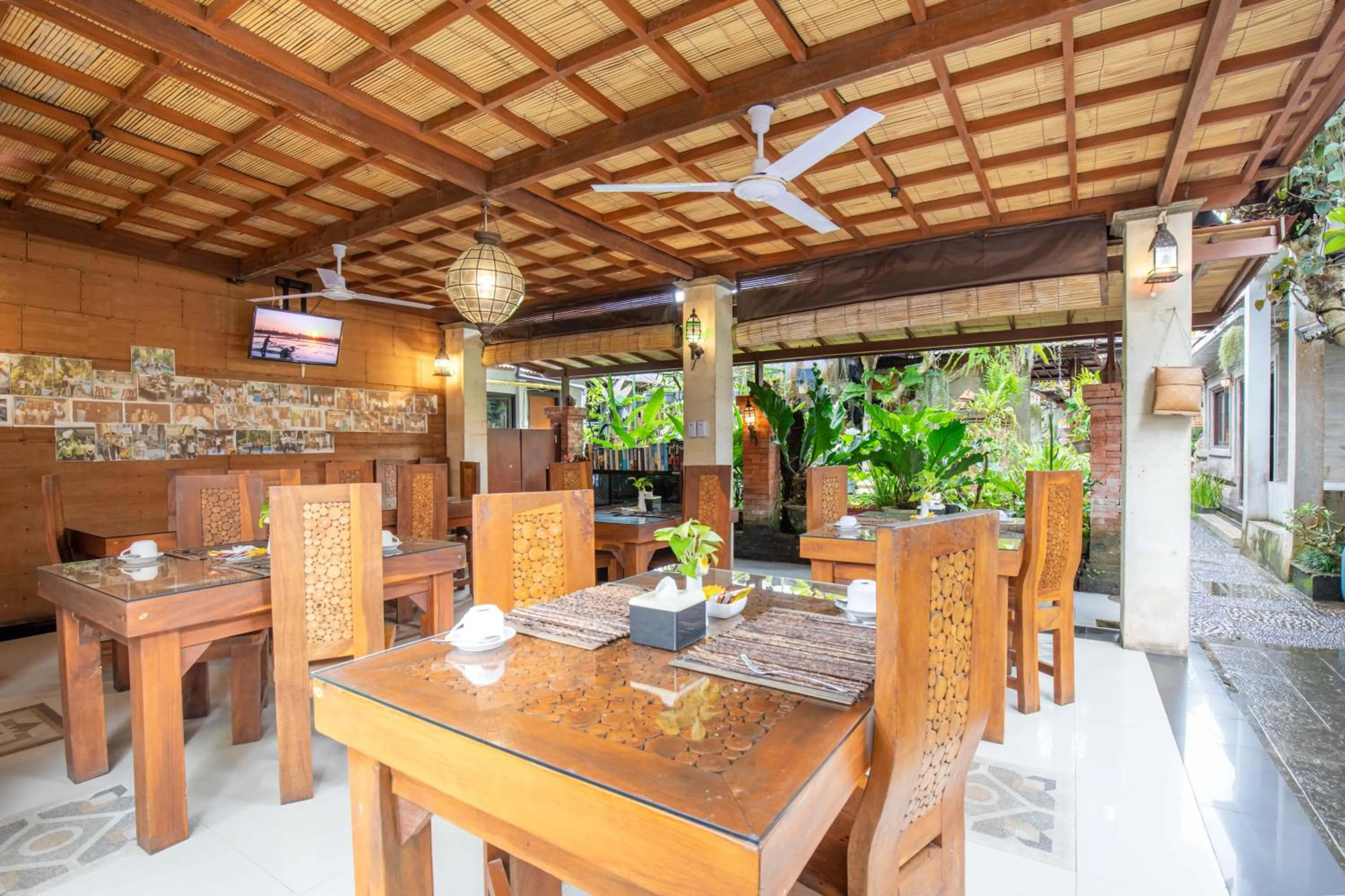 Restaurant/places to eat in Amoya Inn