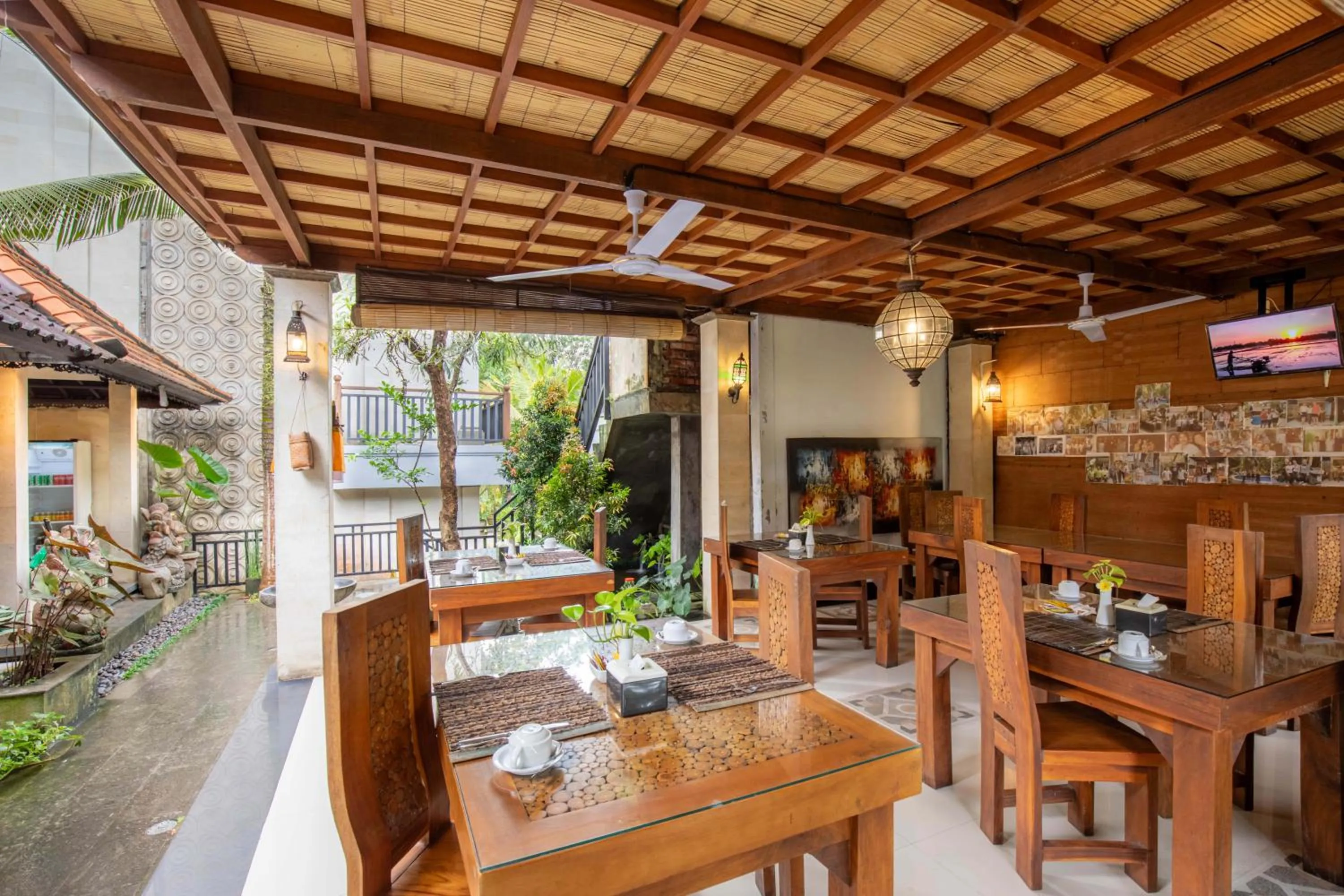 Restaurant/places to eat in Amoya Inn