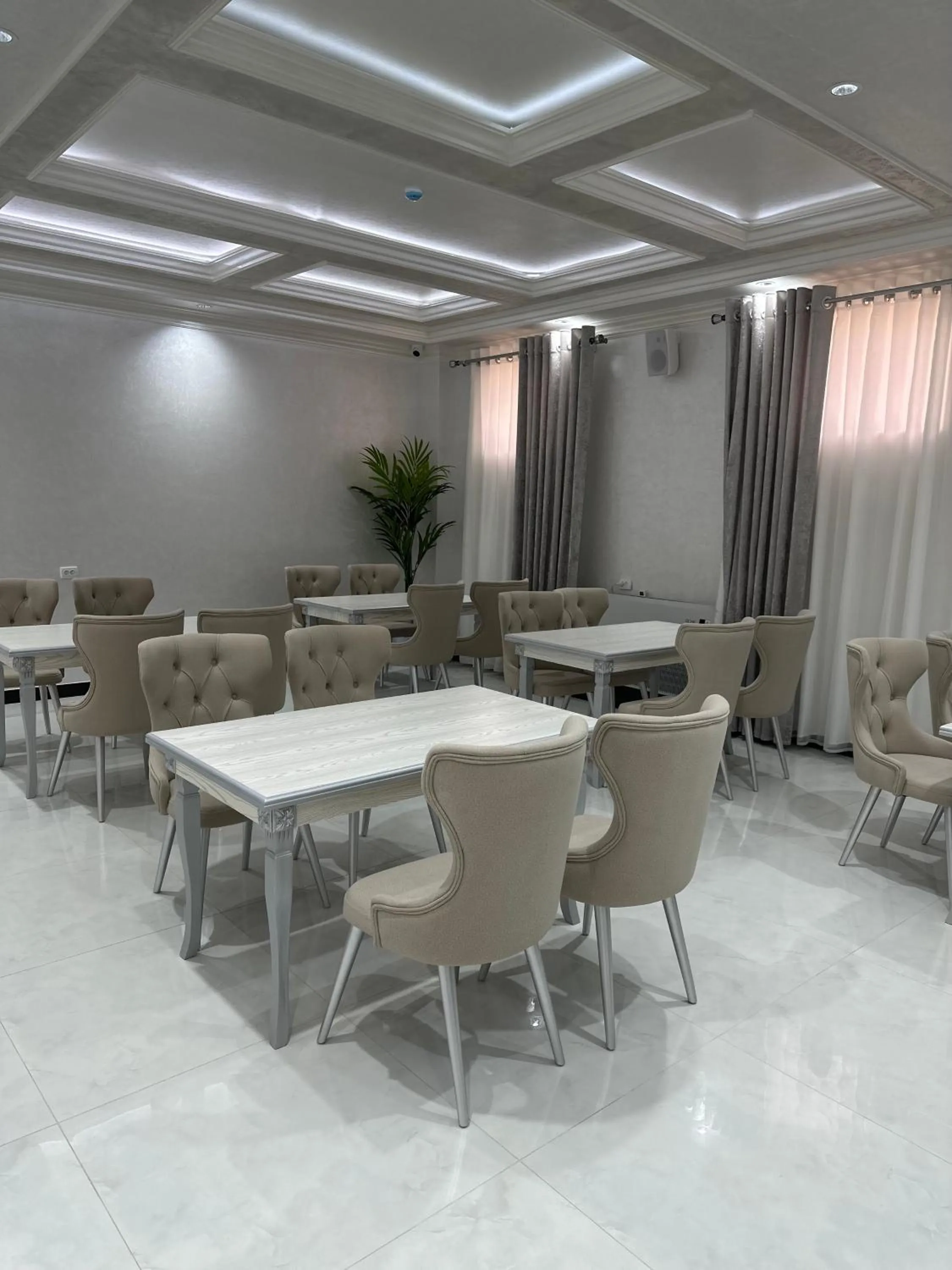 Restaurant/places to eat in Ark Hotel