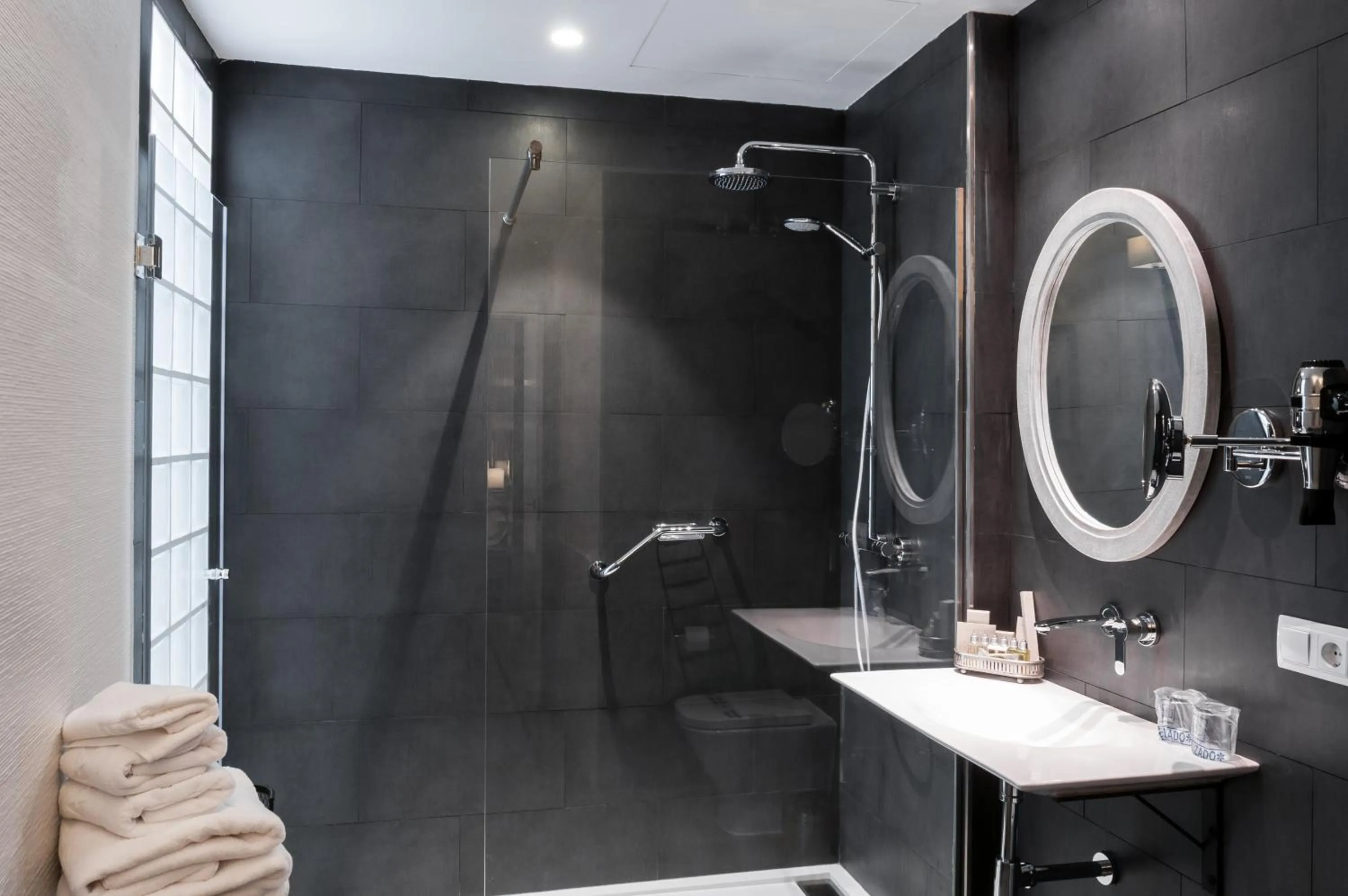 Shower in Suites Murillo Catedral