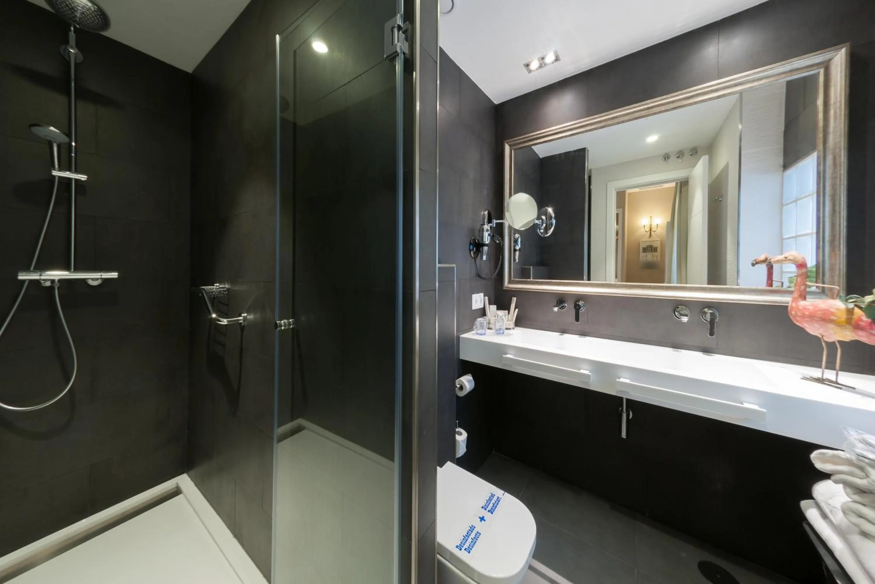 Shower in Suites Murillo Catedral