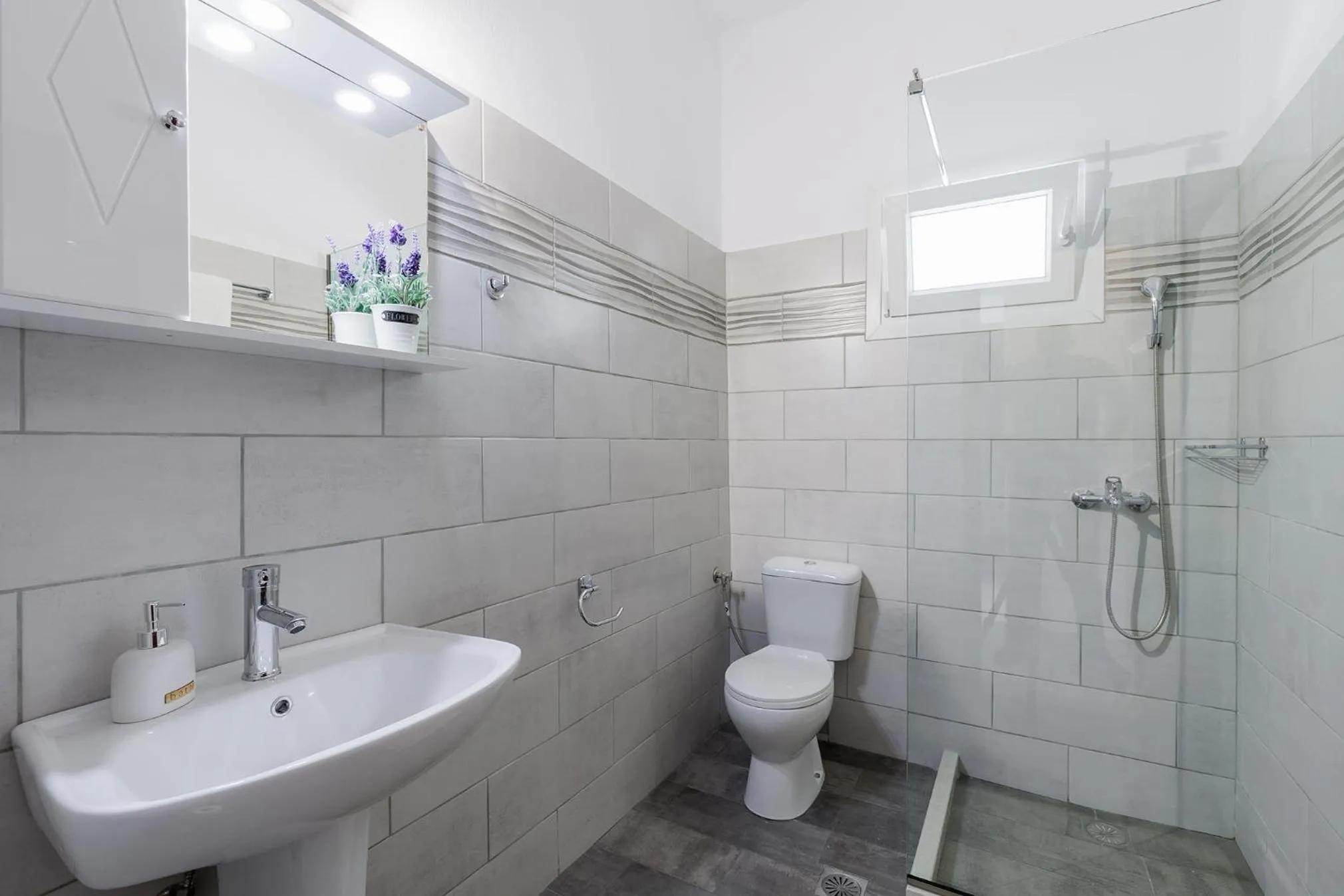 Bathroom in Katerina Horizon Apartments by Konnect - 1,8km from Ipsos beach
