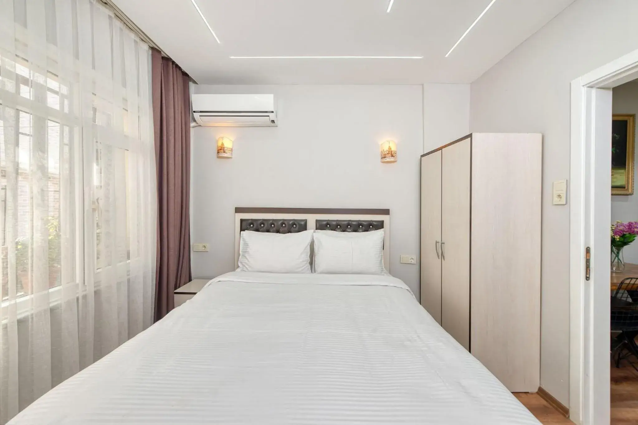Four-Bedroom Apartment with Balcony in Bright Apart Hotel Four-Bedroom Apartment with Balcony in Bright Apart Hotel