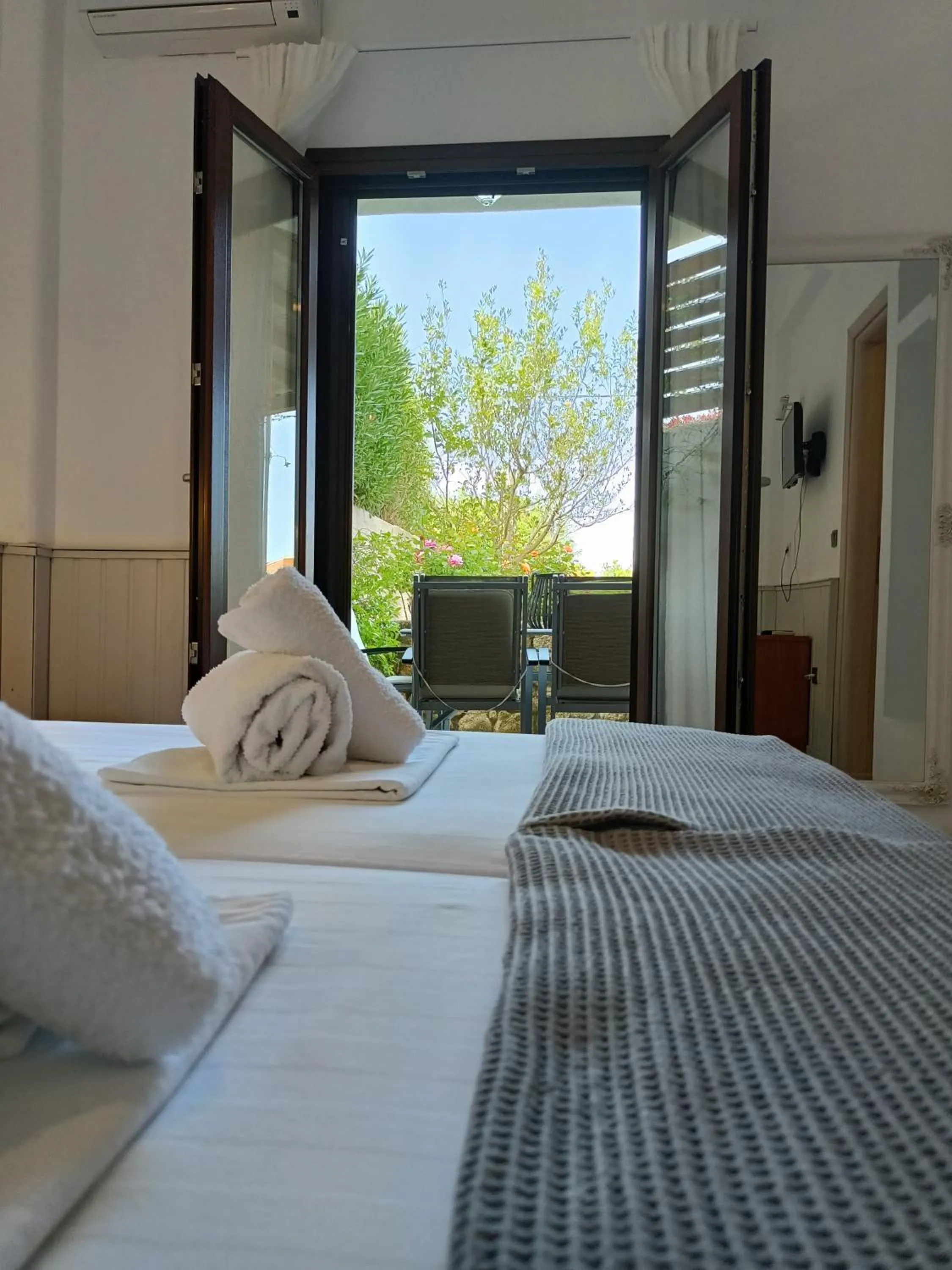 Bedroom, Bed in Marios Garden House