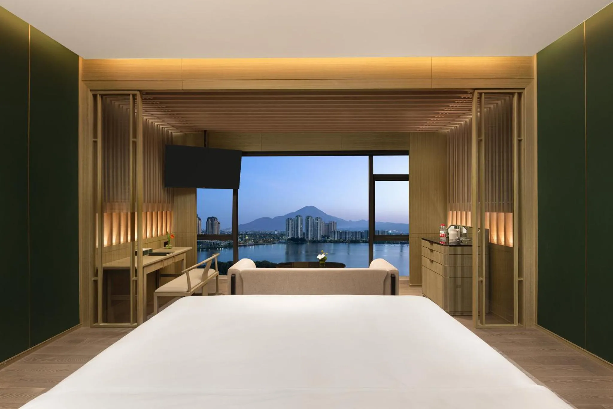 Photo of the whole room, Bed in Crowne Plaza Putian by IHG