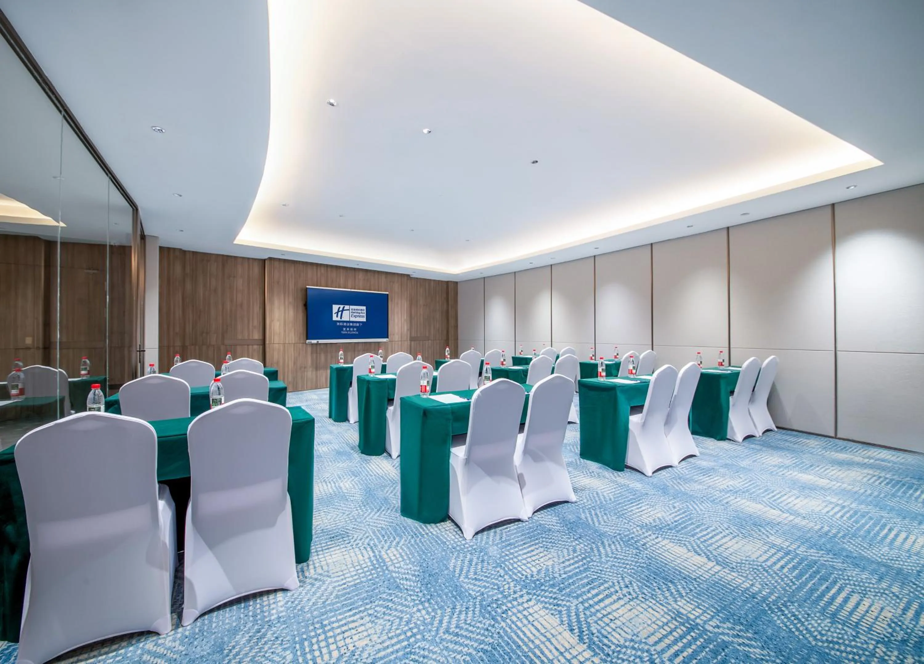 Meeting/conference room in Holiday Inn Express Yibin Xuzhou by IHG
