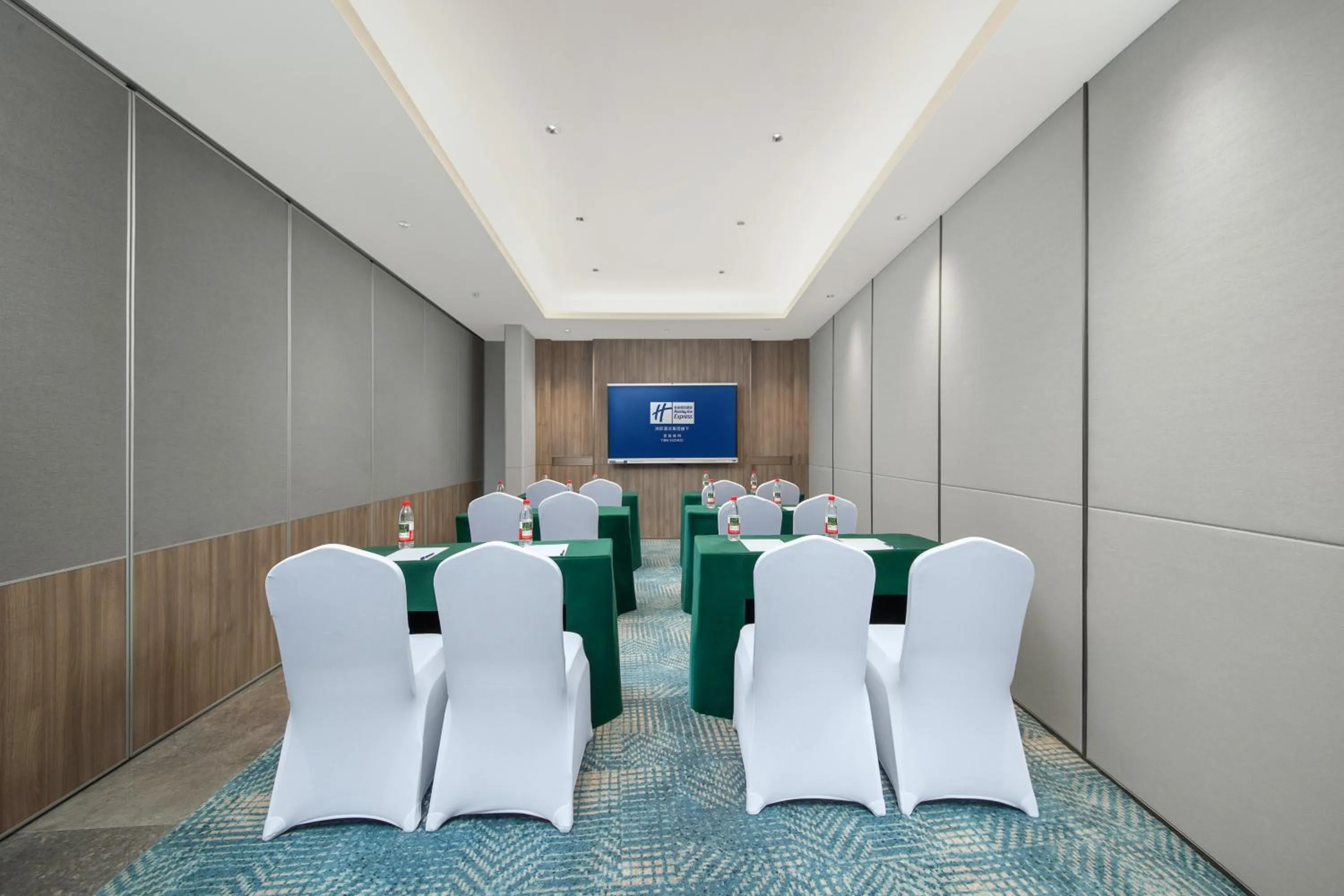 Meeting/conference room in Holiday Inn Express Yibin Xuzhou by IHG