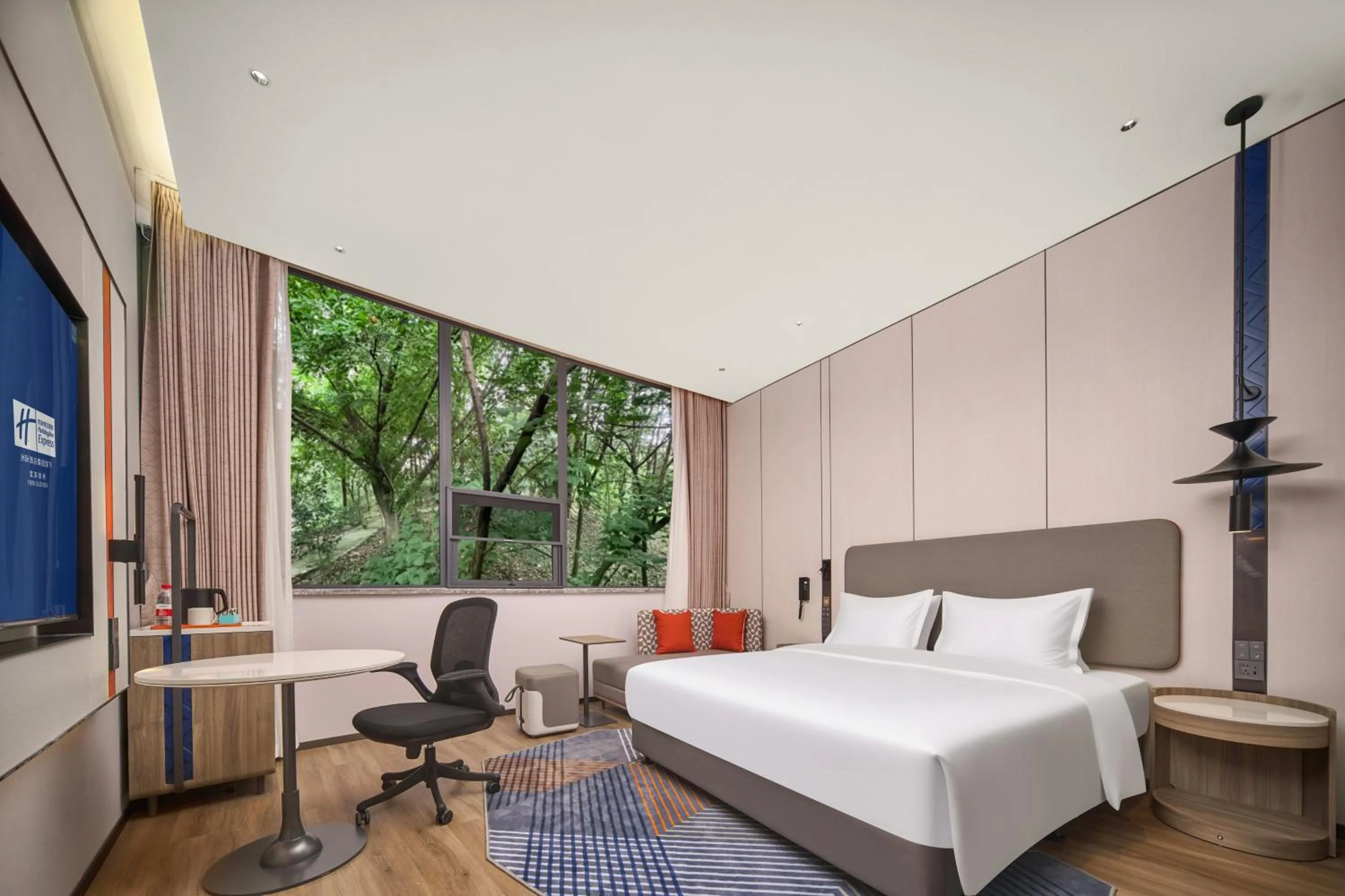 Photo of the whole room, Bed in Holiday Inn Express Yibin Xuzhou by IHG