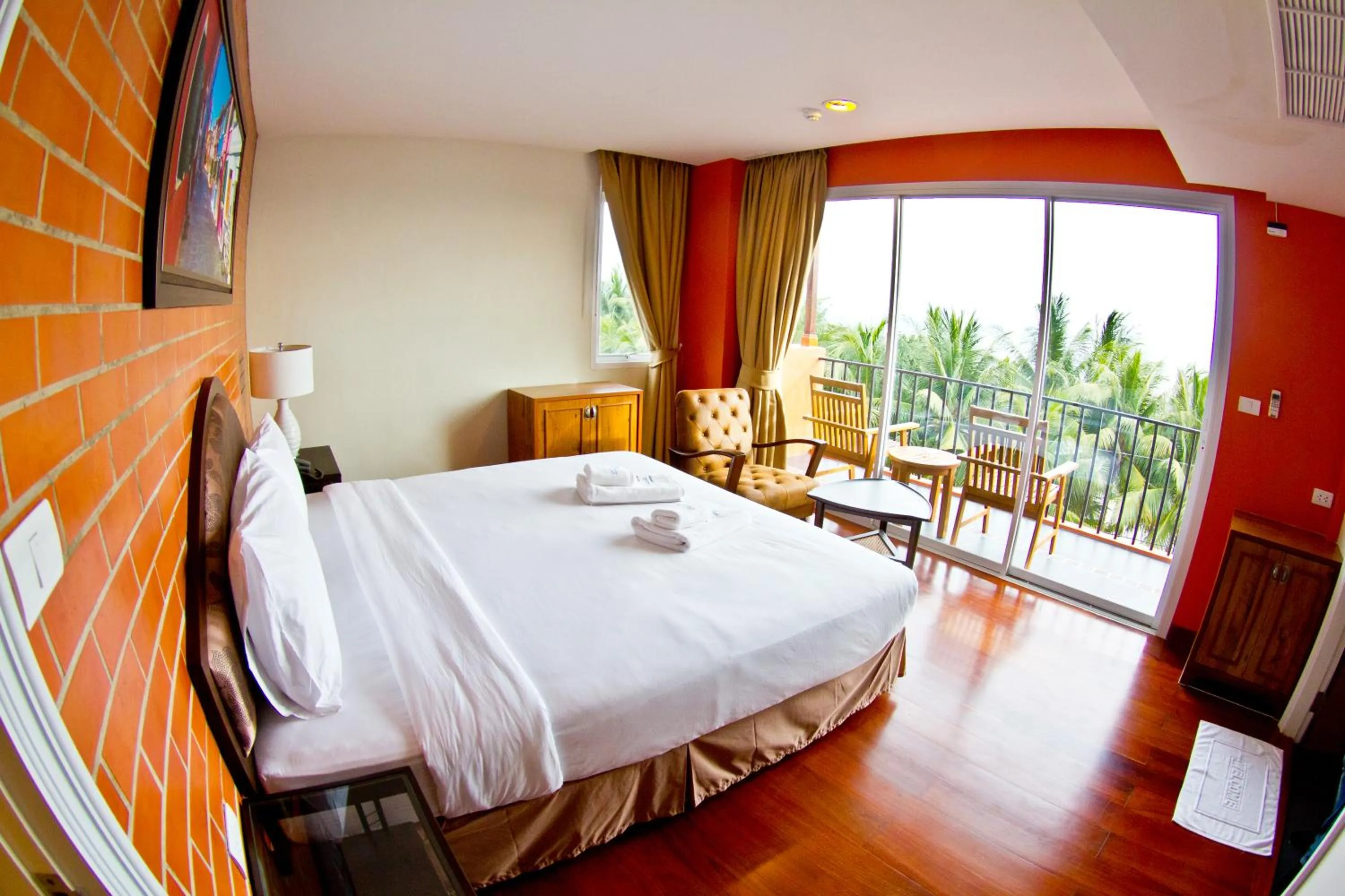 Photo of the whole room, Bed in Coasta Bangsaen