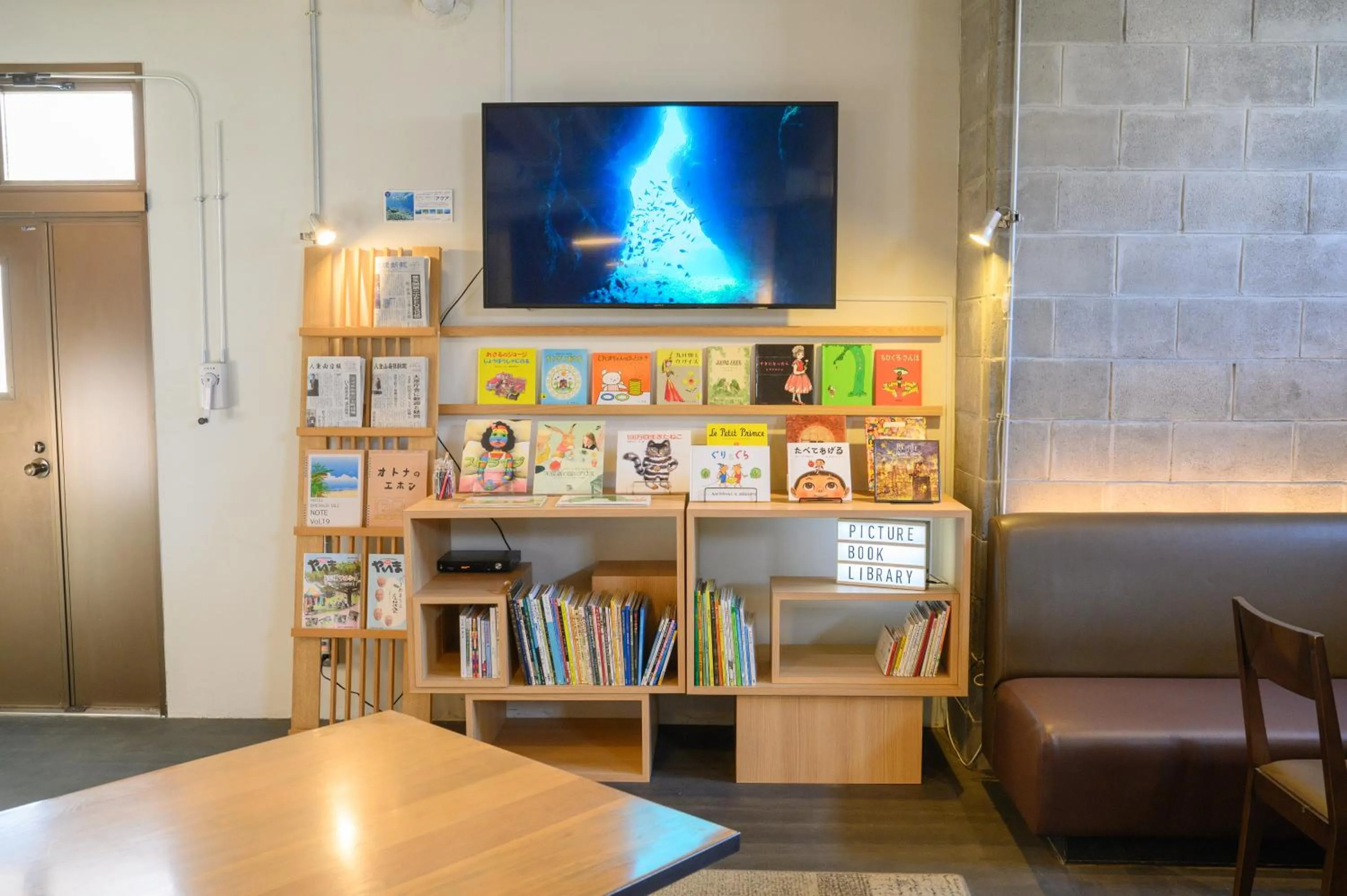 Communal lounge/ TV room in Hotel Emerald Isle Ishigakijima