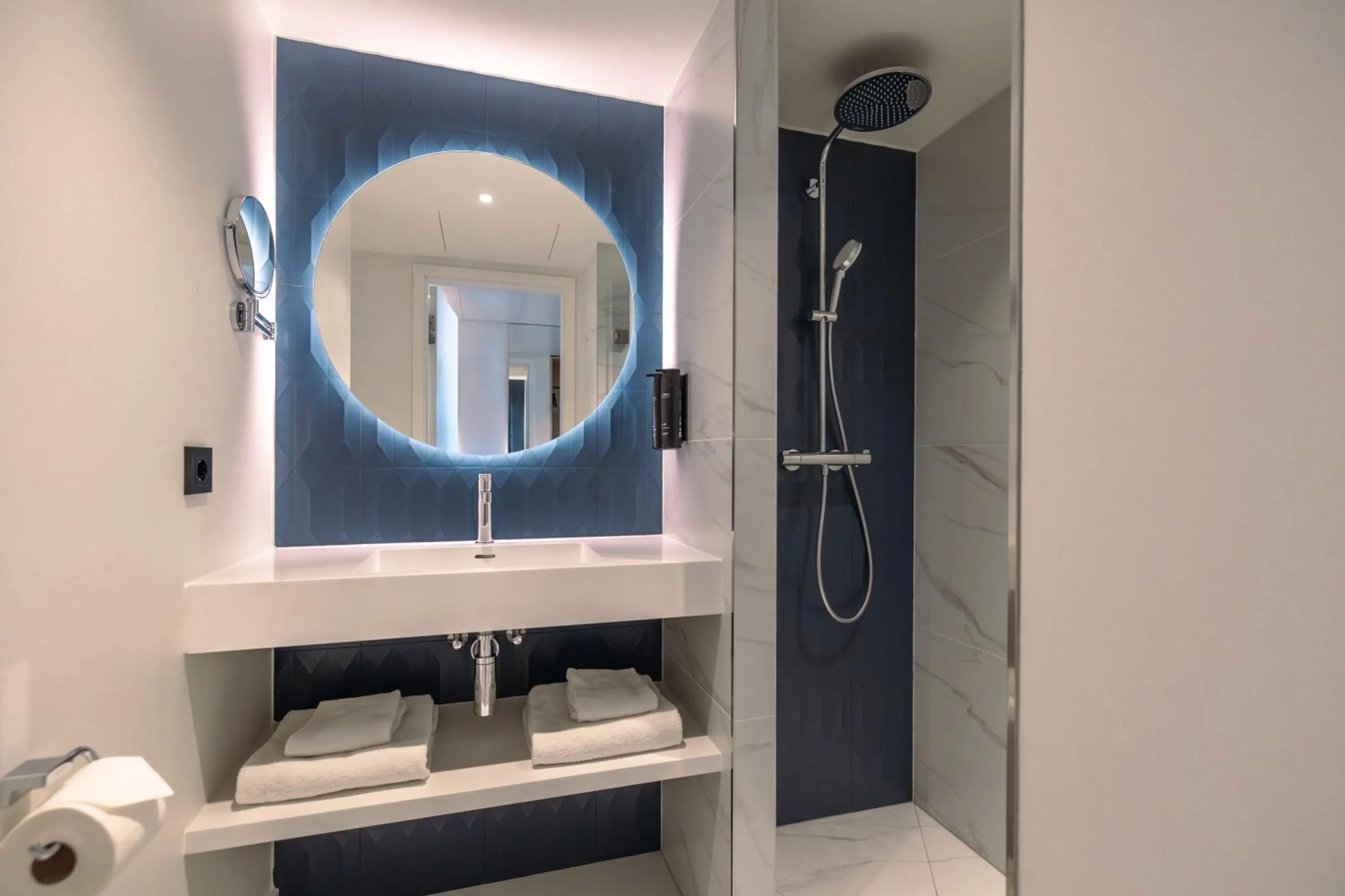 Shower in NOTO Hotel