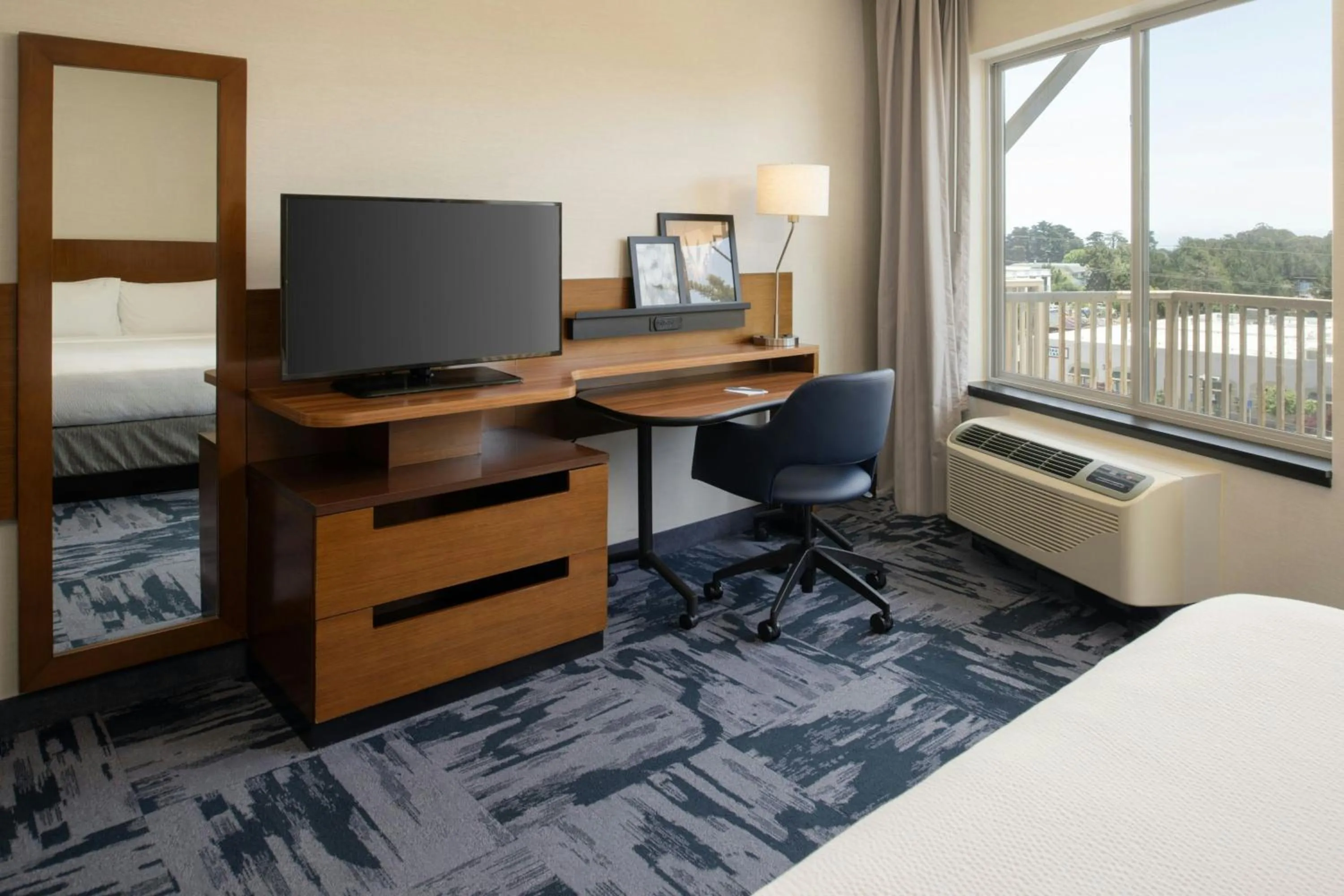 Photo of the whole room, Bed in Fairfield Inn & Suites by Marriott Santa Cruz