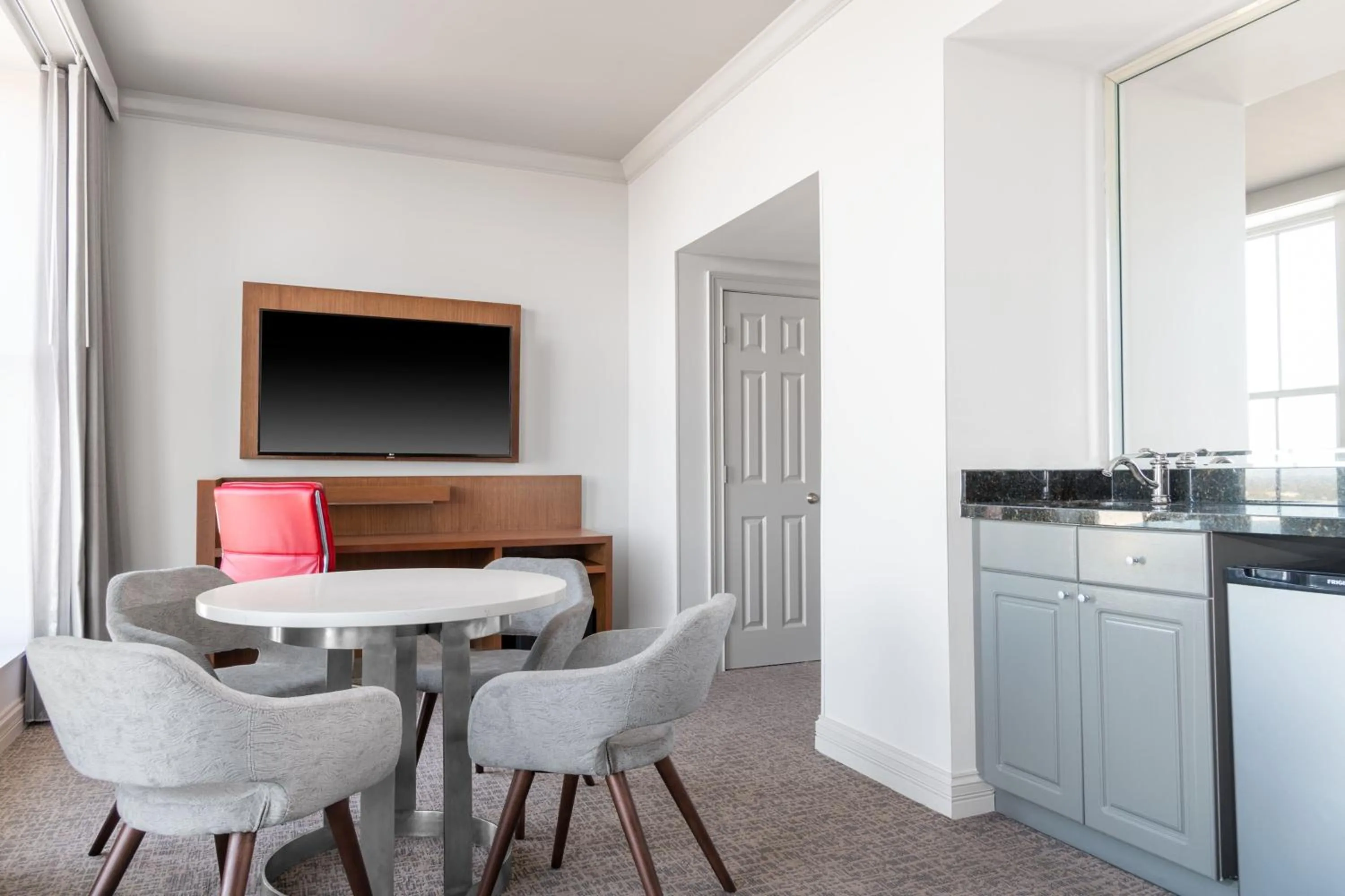 Living room in Courtyard St. Louis Downtown/Convention Center