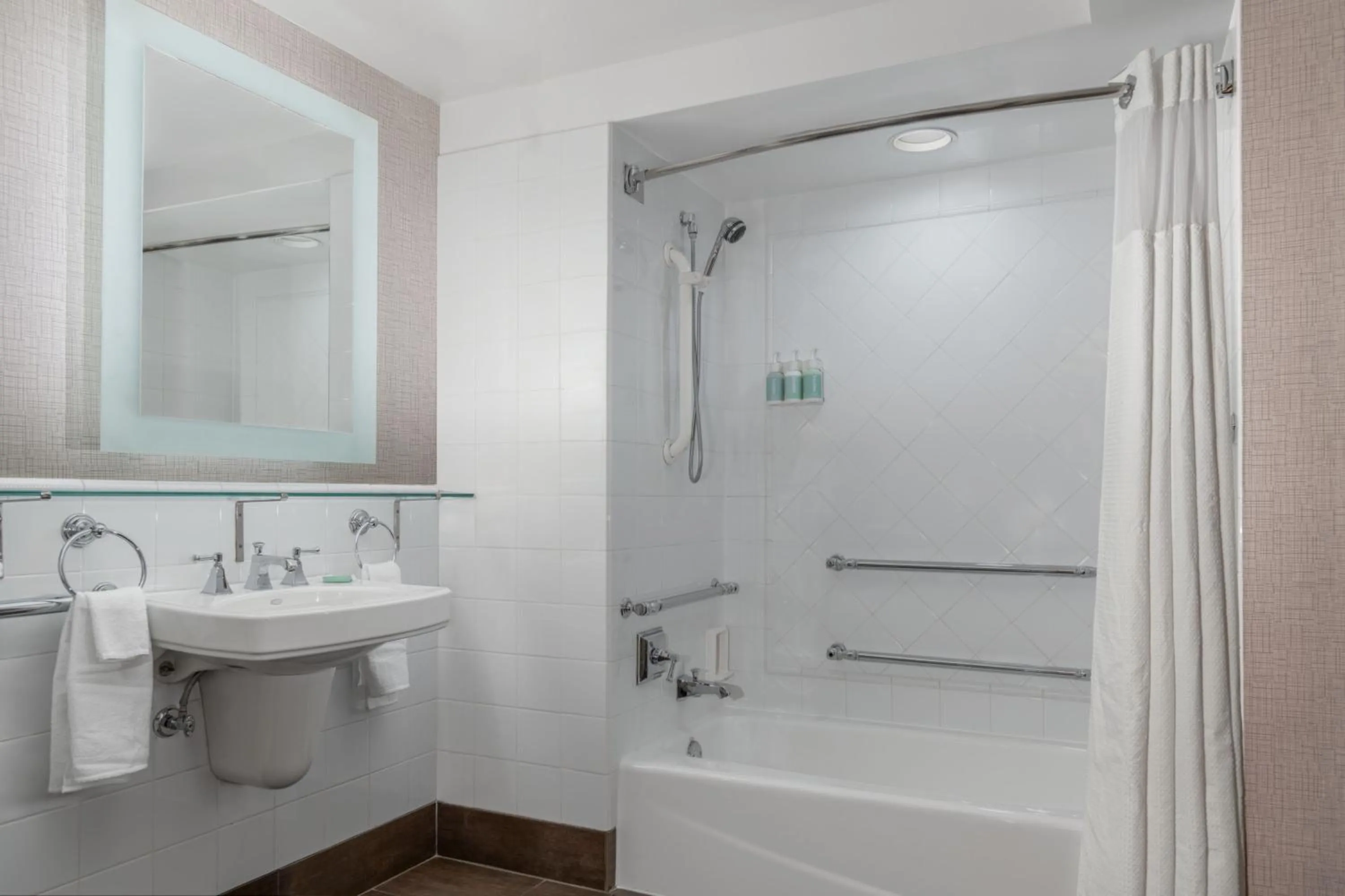 Bathroom in Courtyard St. Louis Downtown/Convention Center