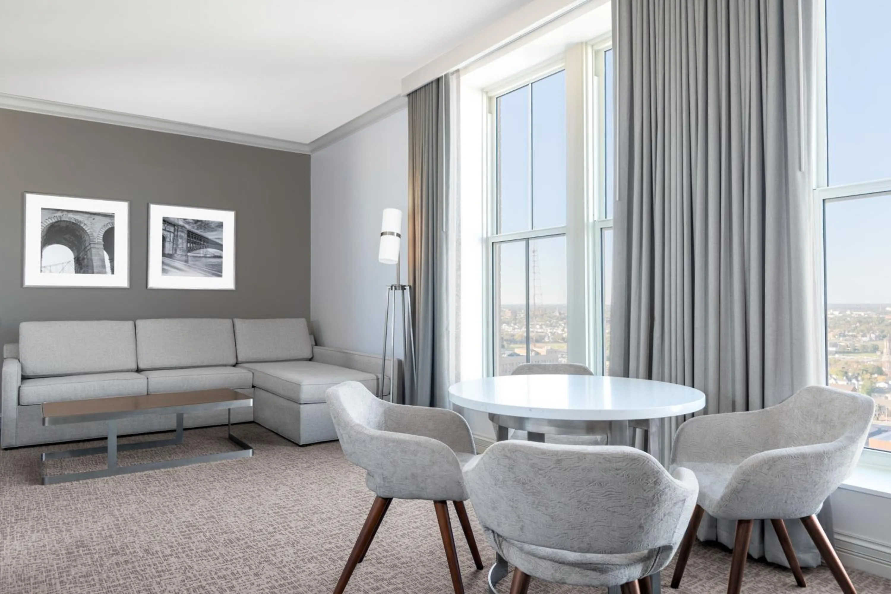 Living room in Courtyard St. Louis Downtown/Convention Center