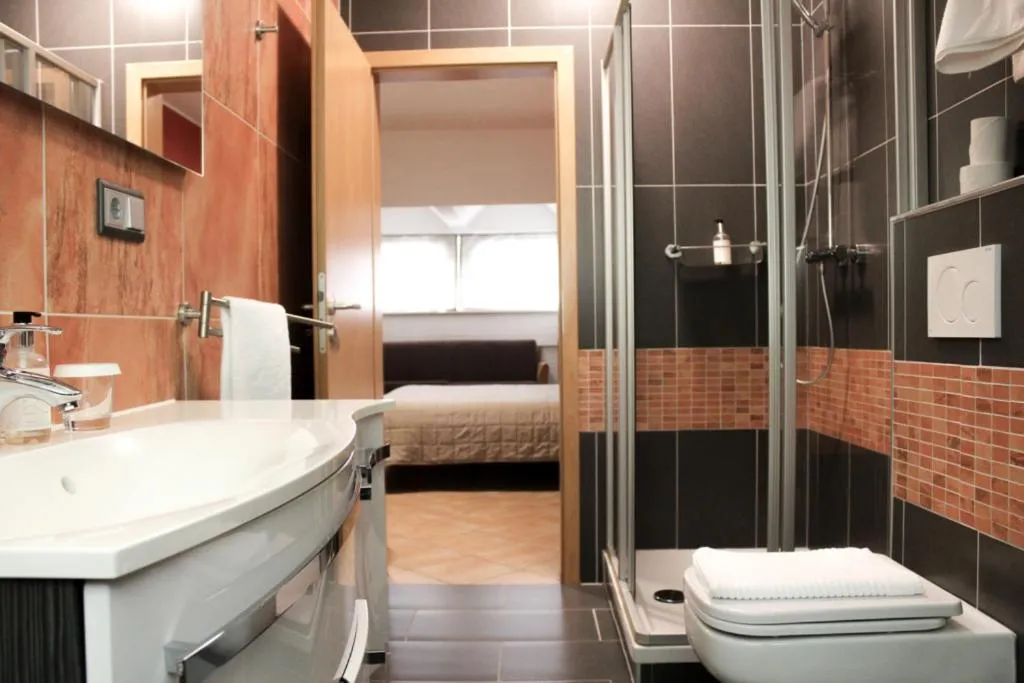 Bathroom, Bed in Appart-Hotel Gwendy