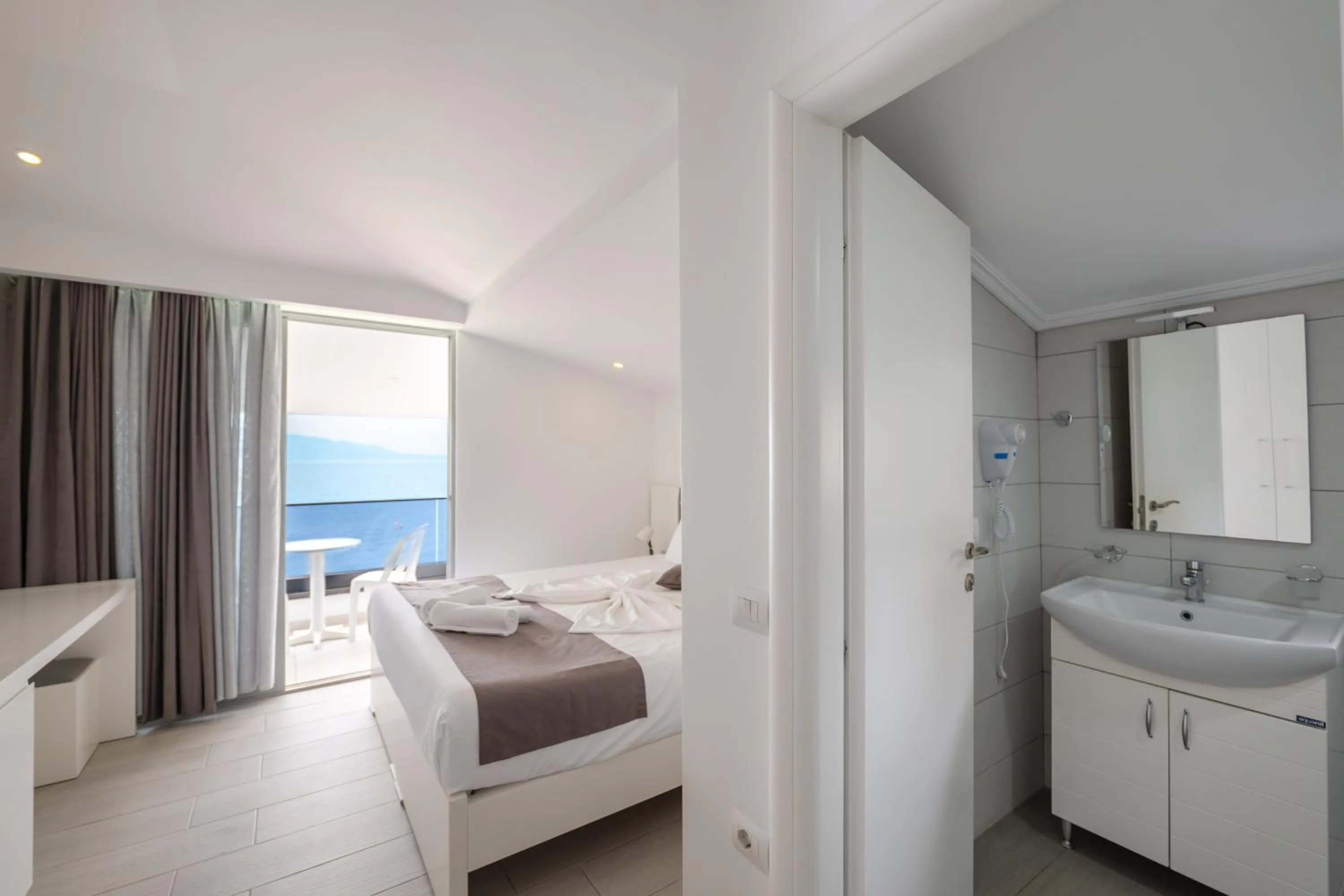 Bathroom, Bed in Vila Era Beach