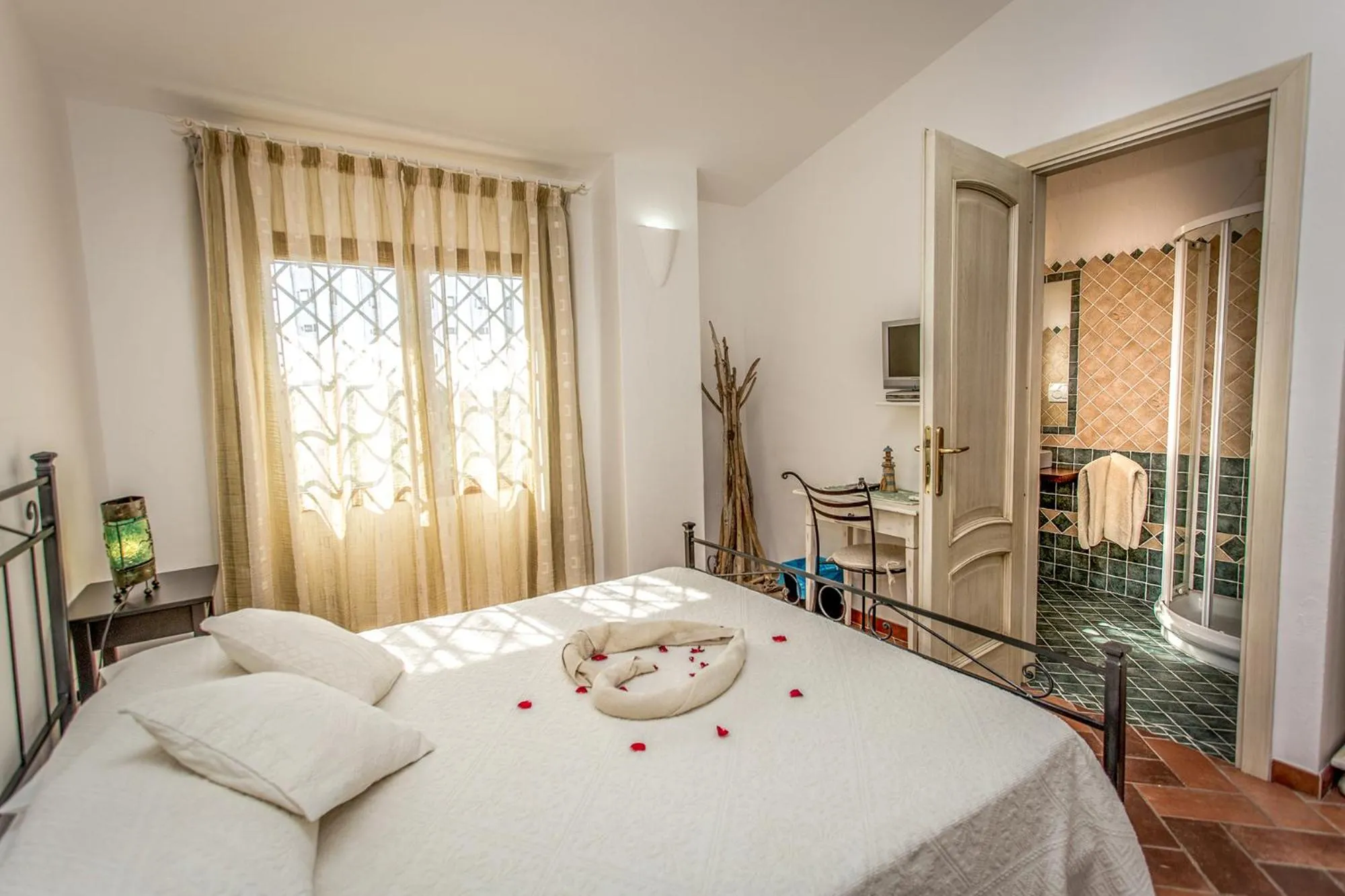 Bedroom, Bed in Dolce Luna