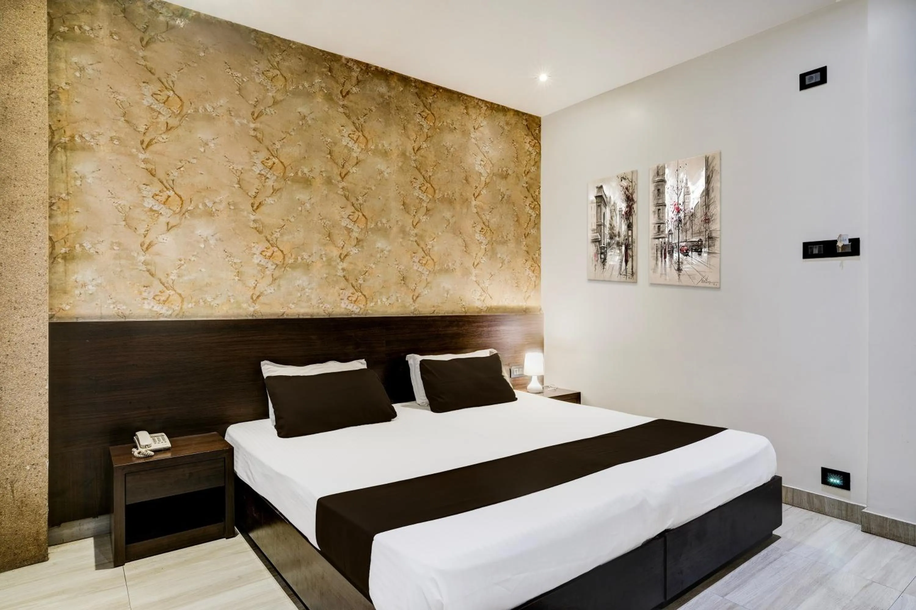 Bedroom, Bed in Super Townhouse Guwahati Railway Station Formerly Niharika Guest House