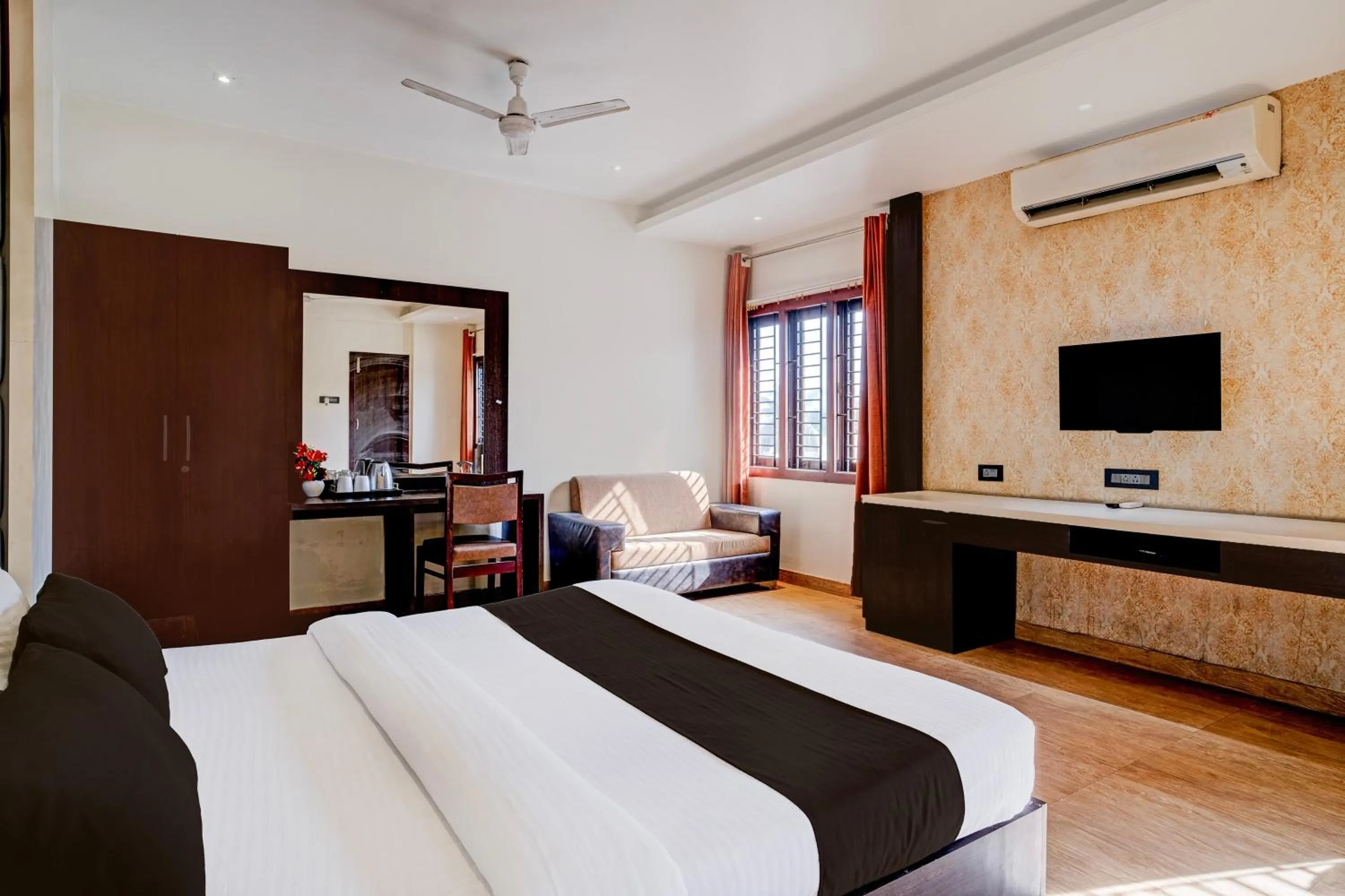 Bedroom, Bed in Super Townhouse Guwahati Railway Station Formerly Niharika Guest House