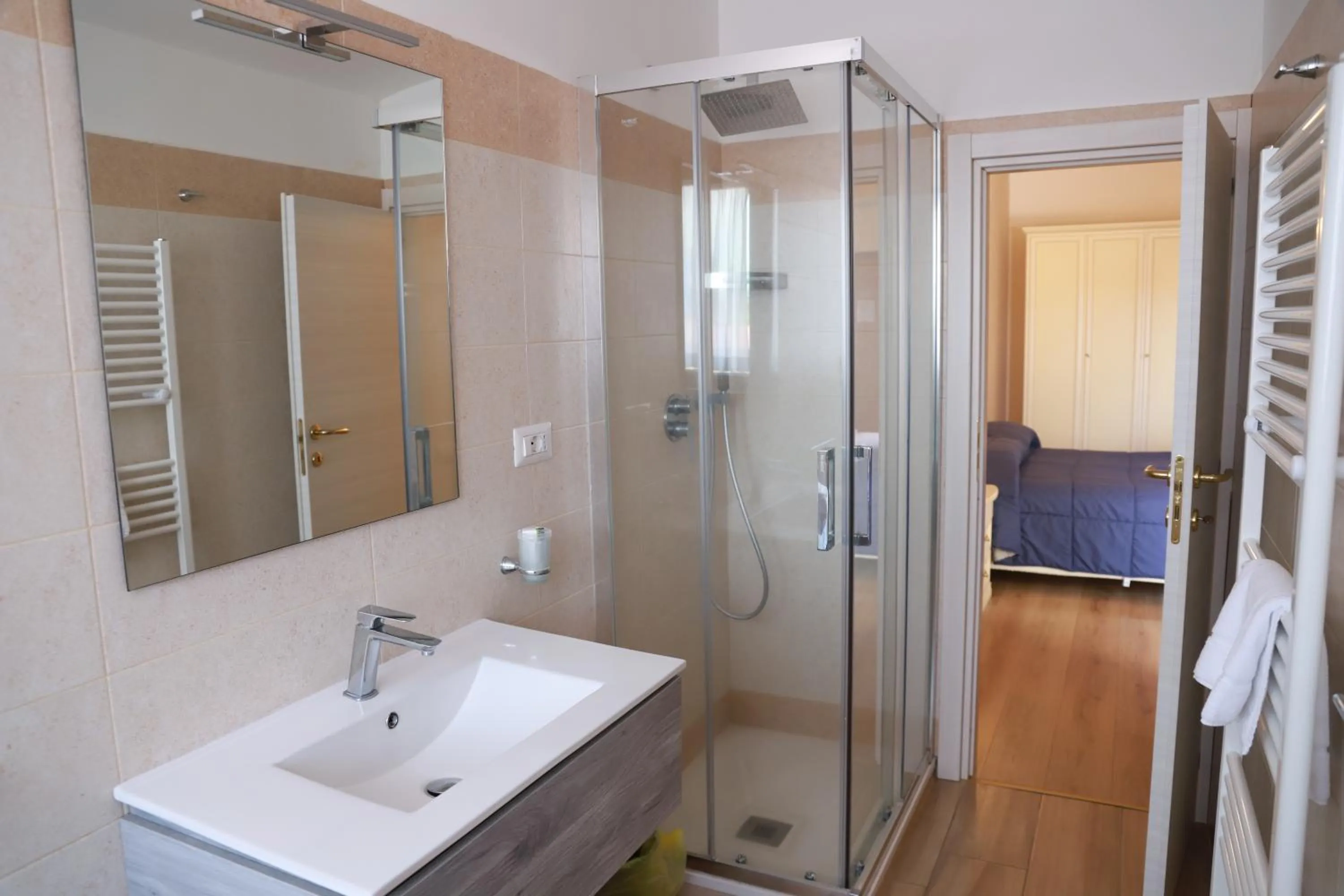 Bathroom, Bed in Hotel Massimino