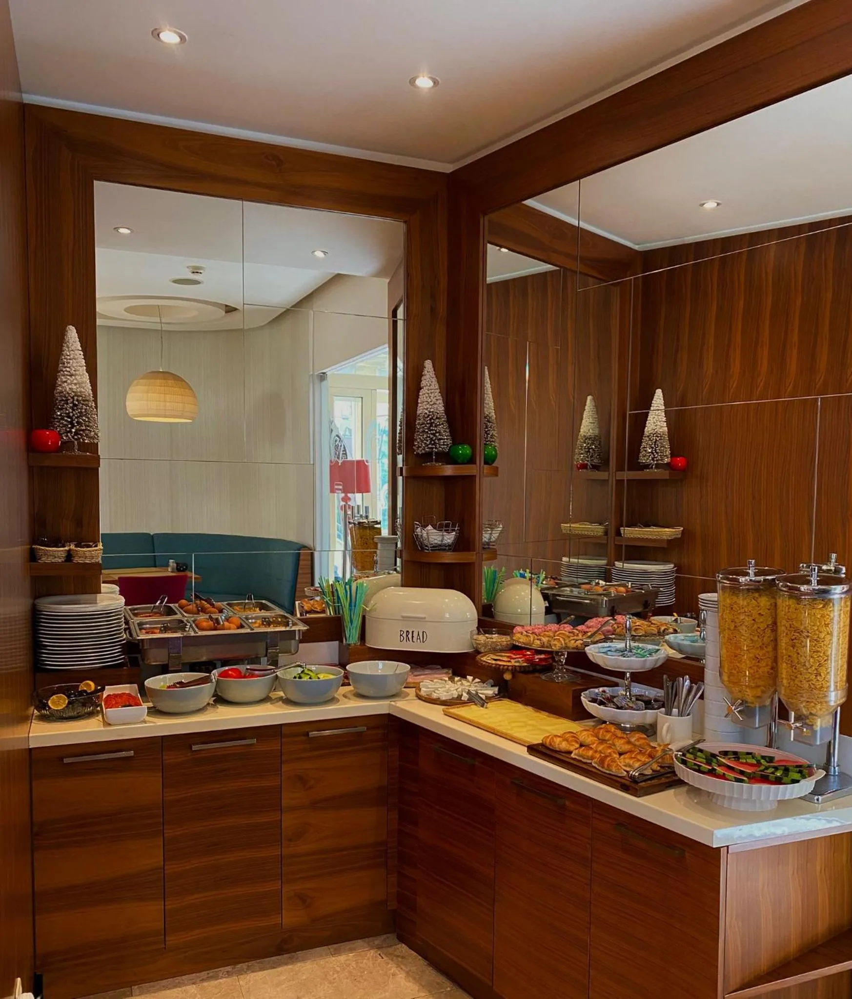 Restaurant/places to eat in Hotel Atina