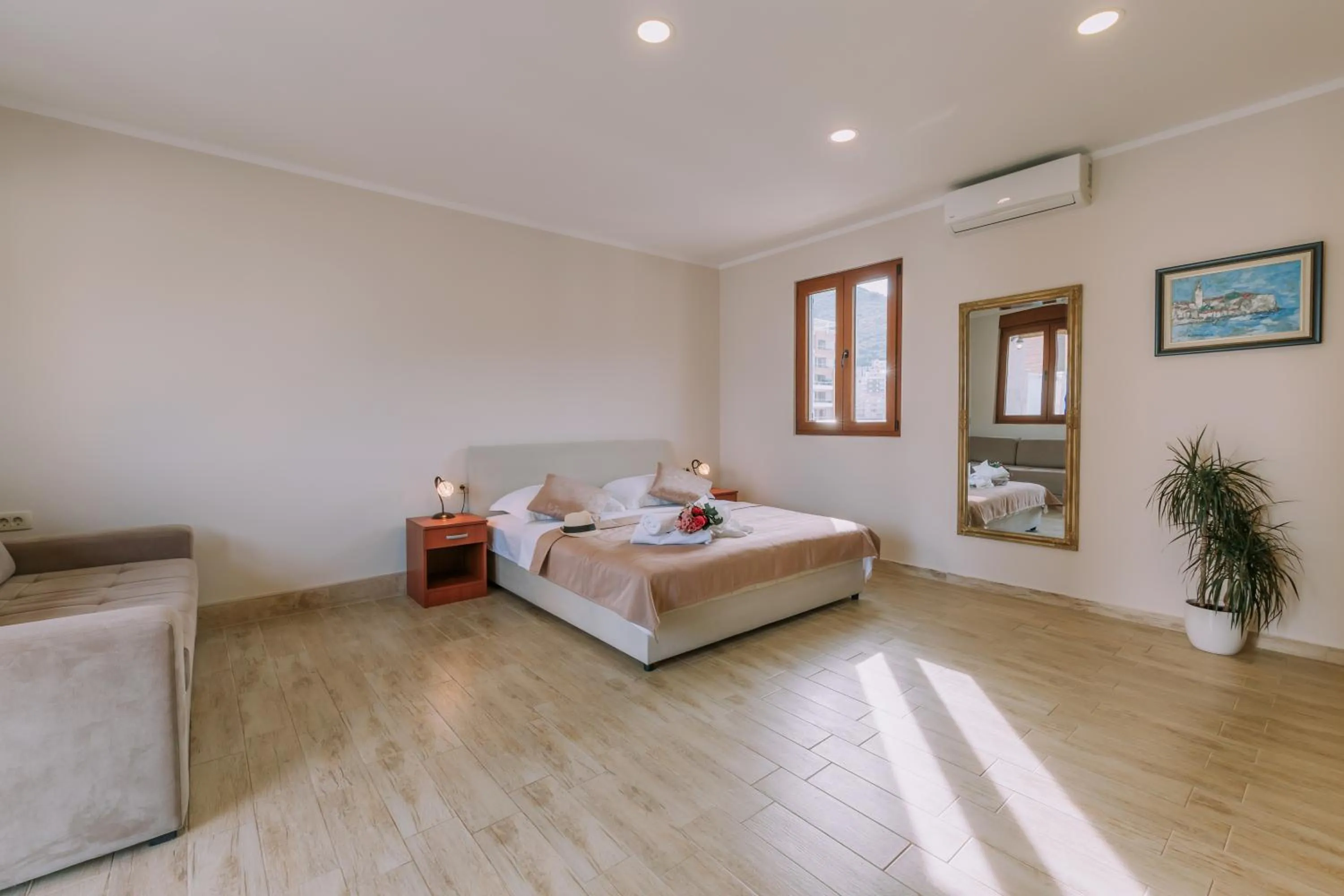 Living room, Bed in City Apartments