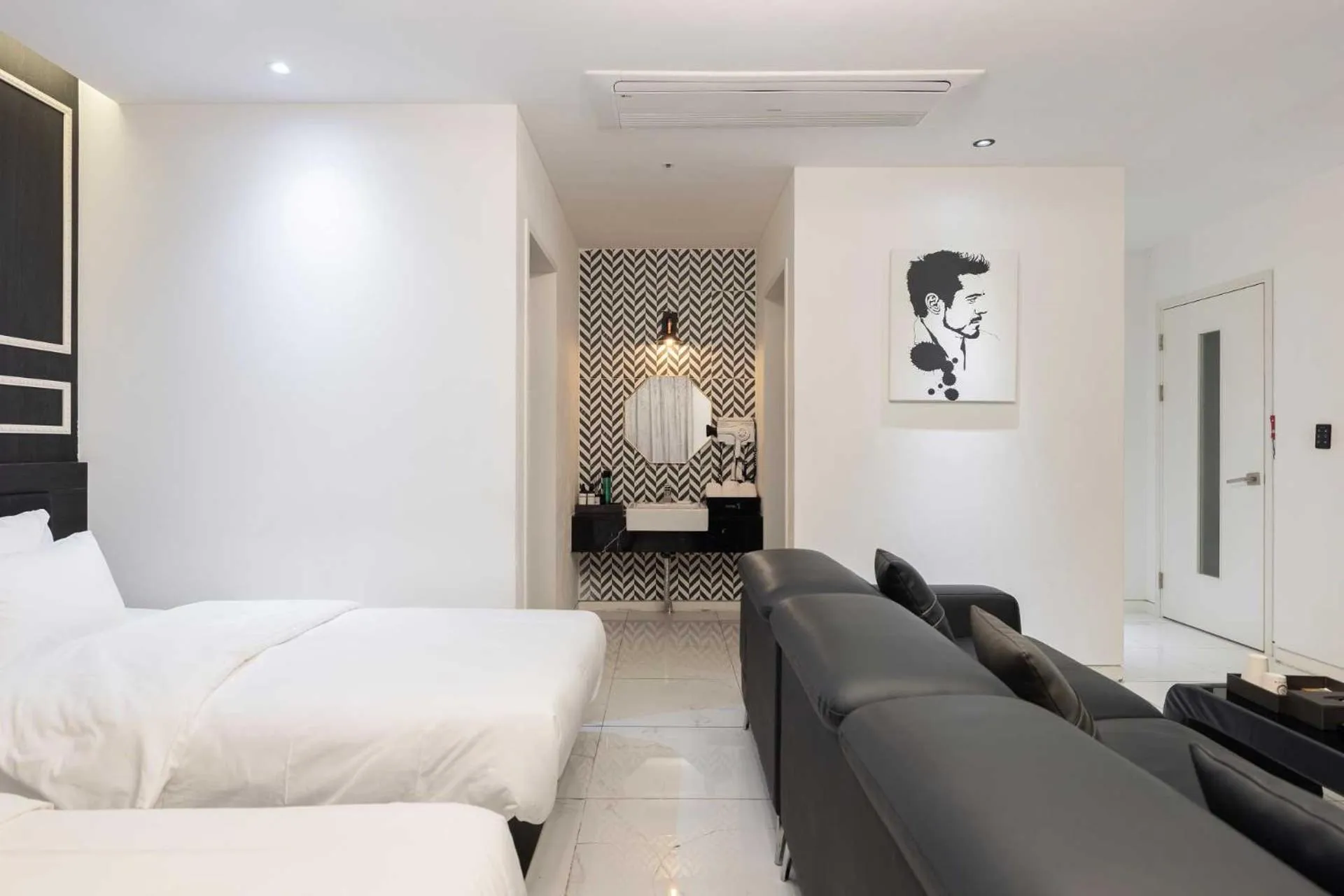 Living room, Bed in Hotel Moon Cheonan ShinBuldang