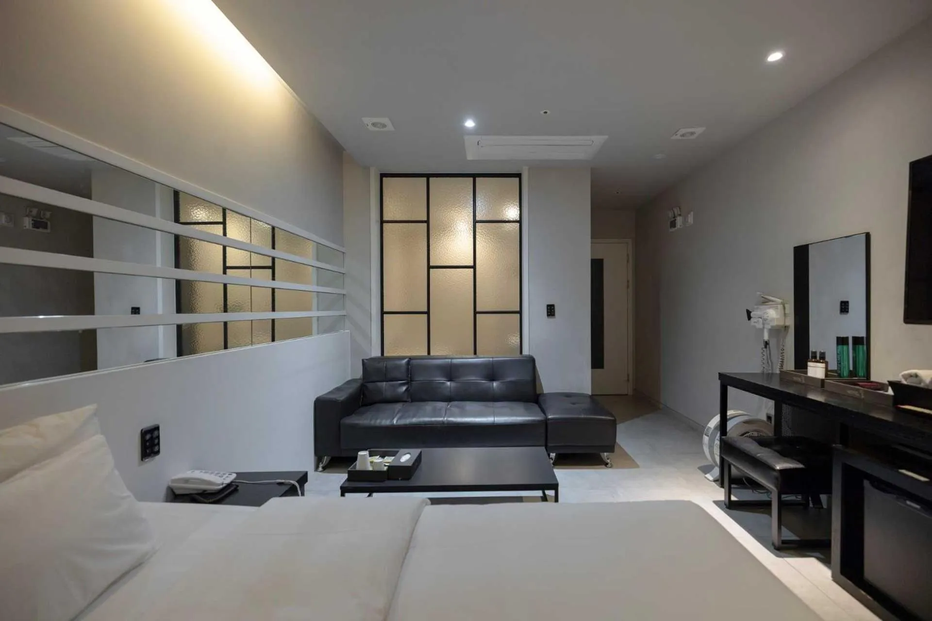 Living room, Bed in Hotel Moon Cheonan ShinBuldang