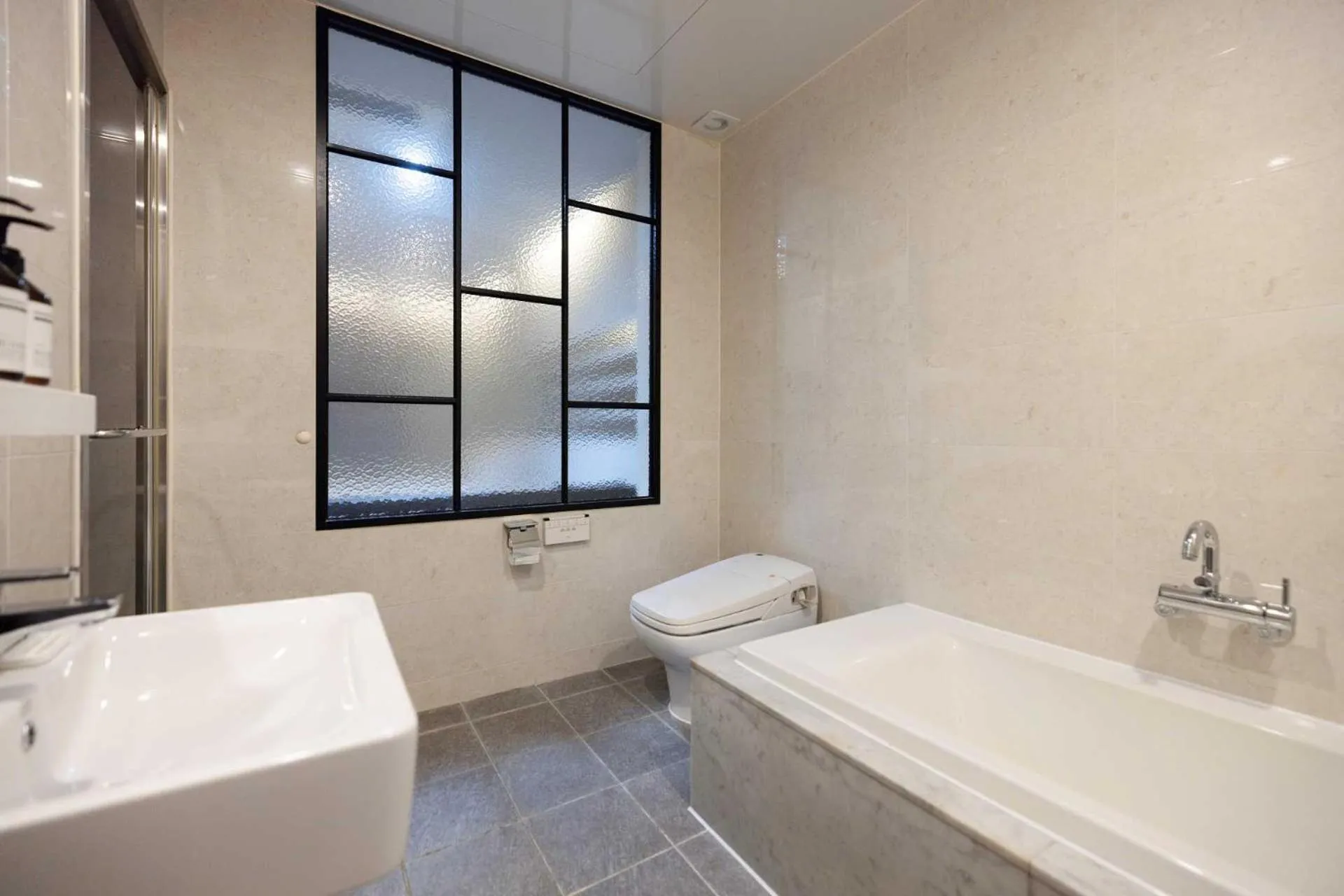 Shower in Hotel Moon Cheonan ShinBuldang