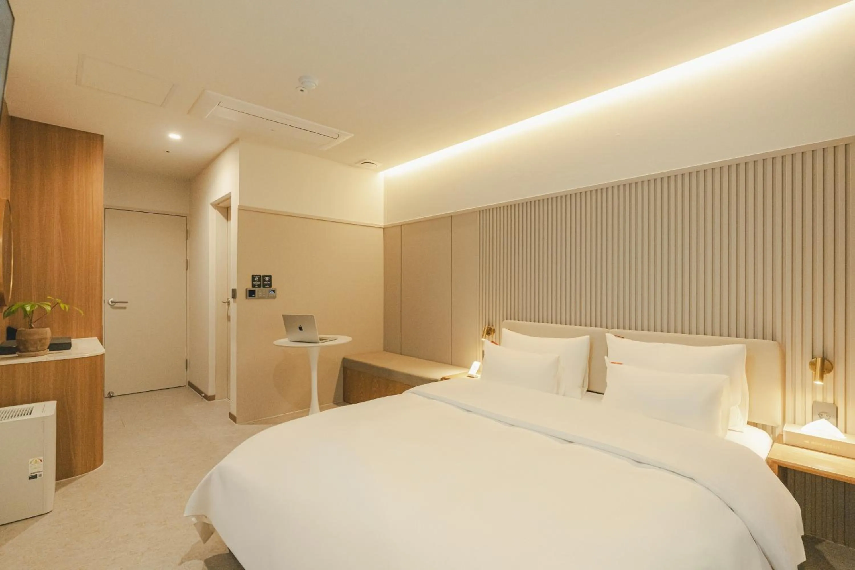 Bed in Cheonan Buldang Hound Hotel