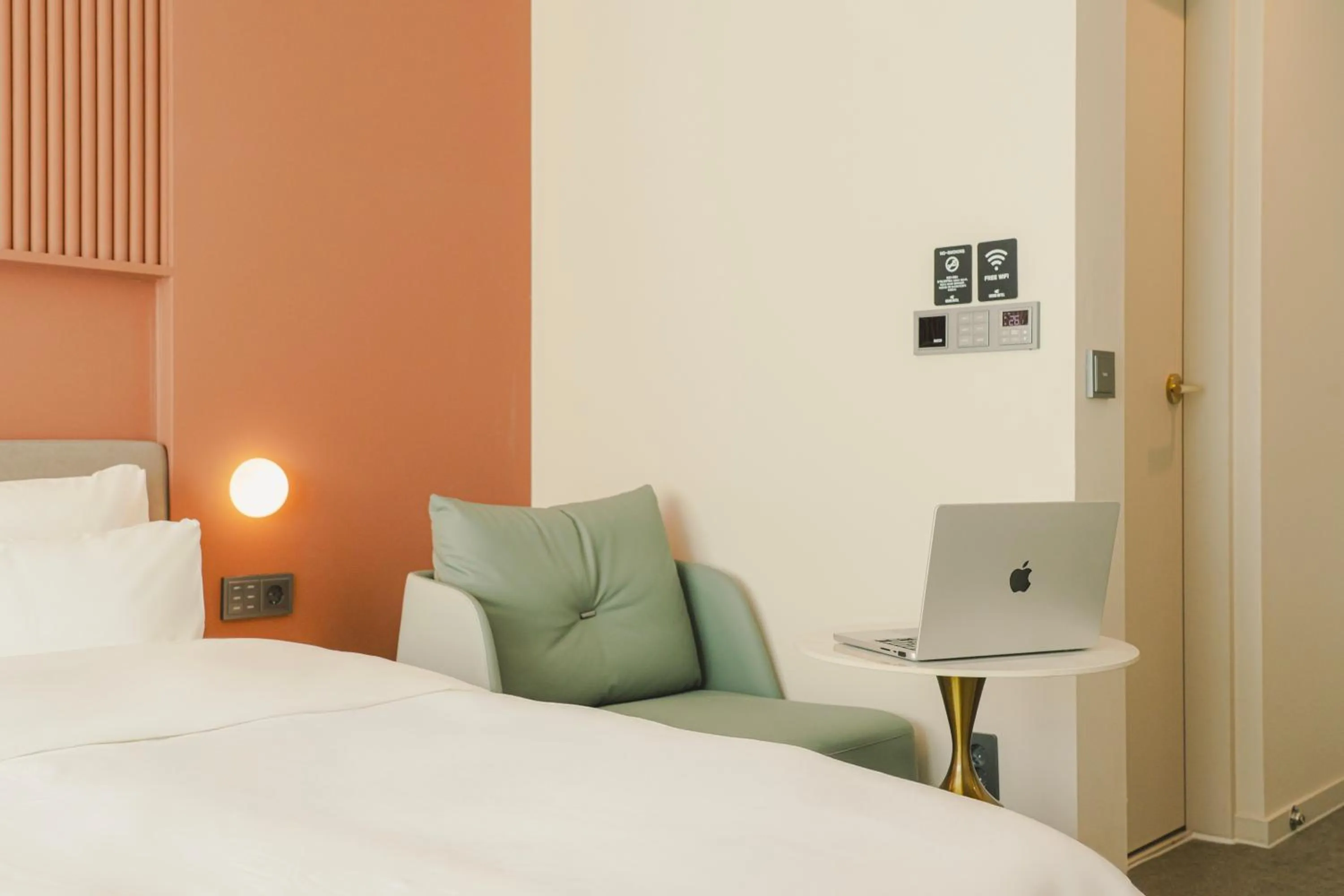 Photo of the whole room, Bed in Cheonan Buldang Hound Hotel