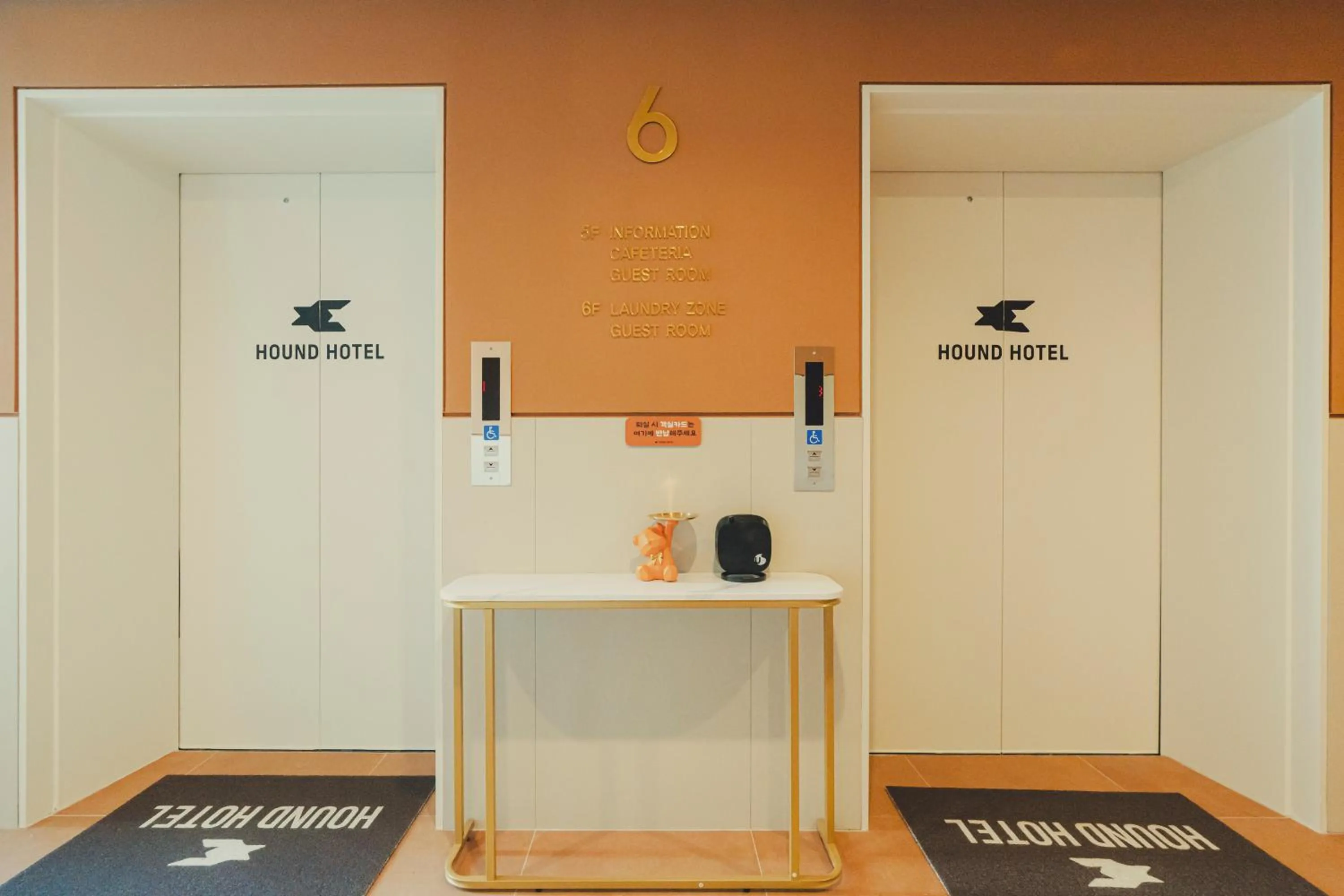 elevator in Cheonan Buldang Hound Hotel