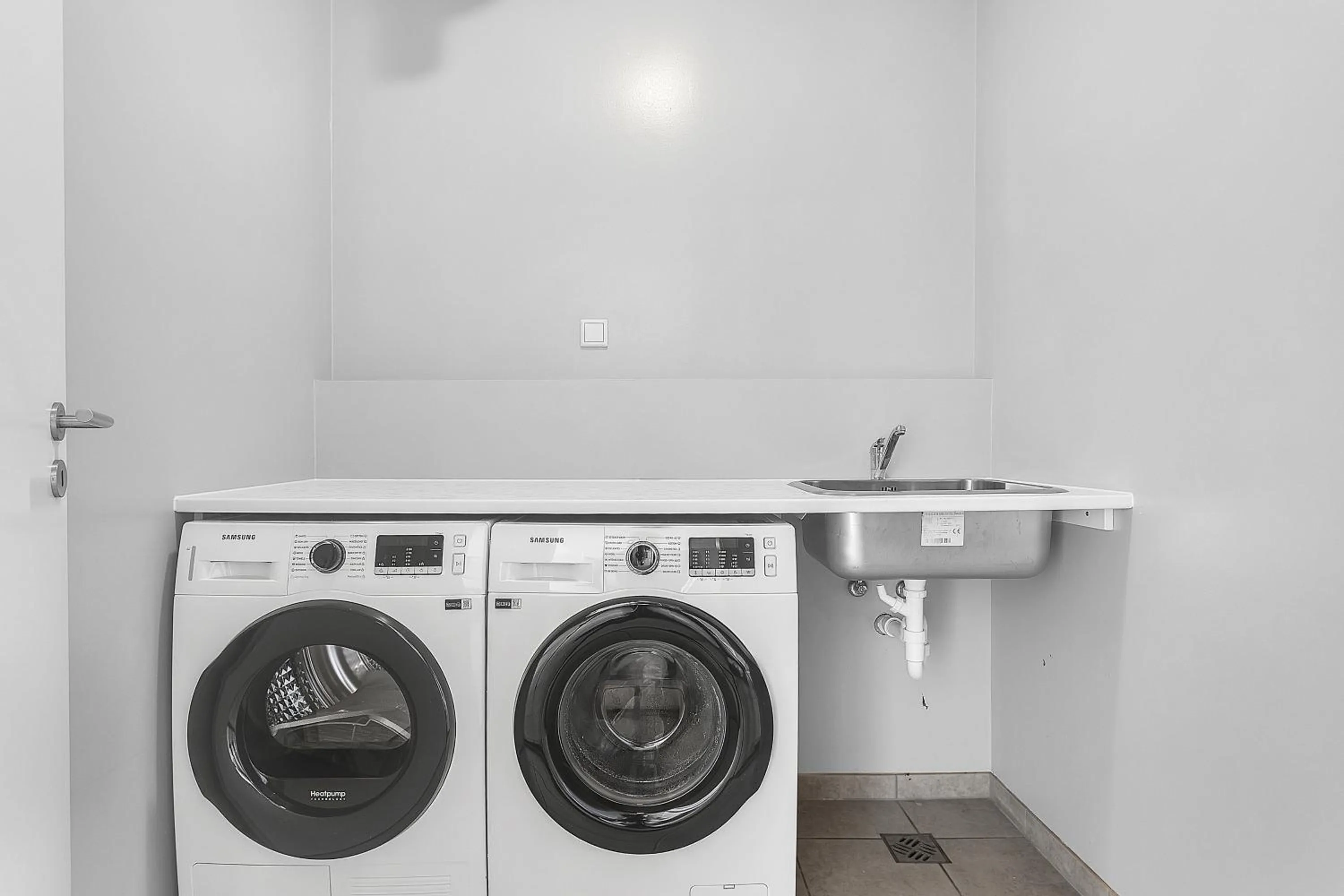washing machine in Bella Apartments & Rooms