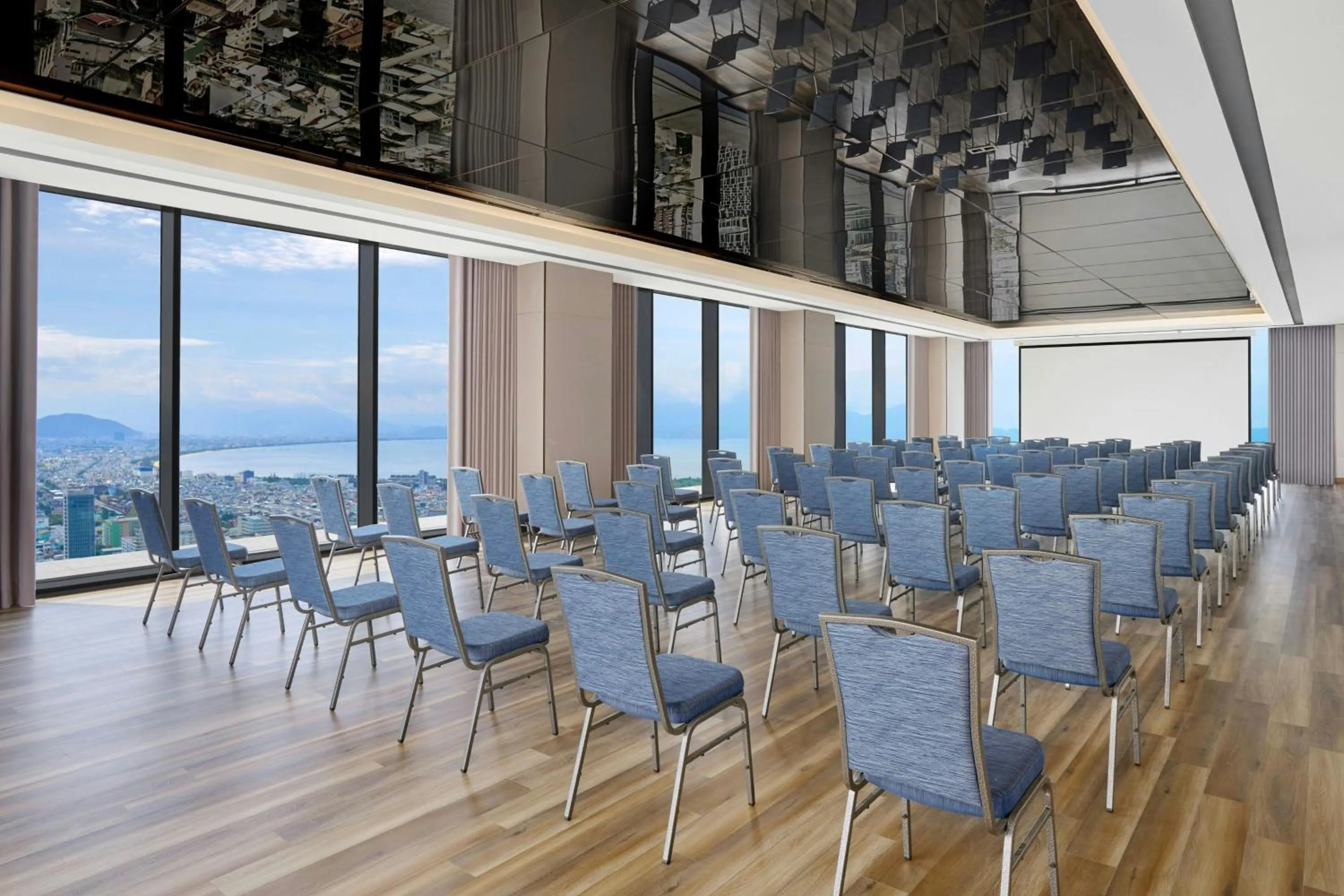Meeting/conference room in Courtyard by Marriott Danang Han River