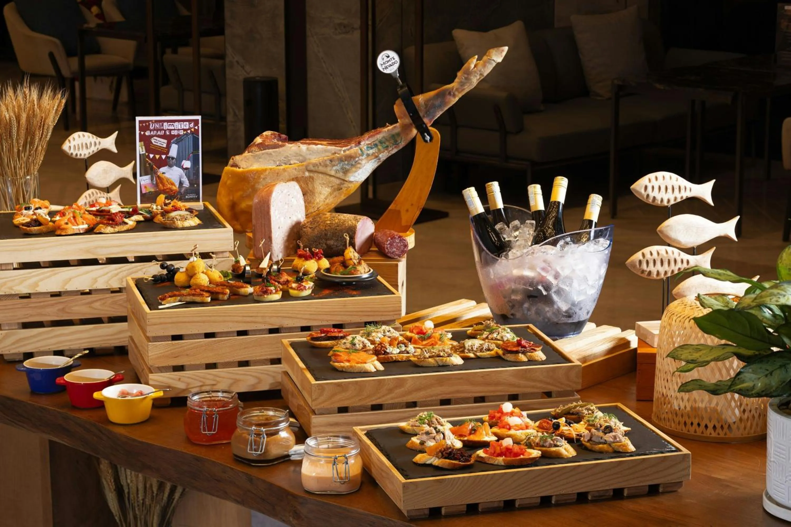 Restaurant/places to eat in Courtyard by Marriott Danang Han River