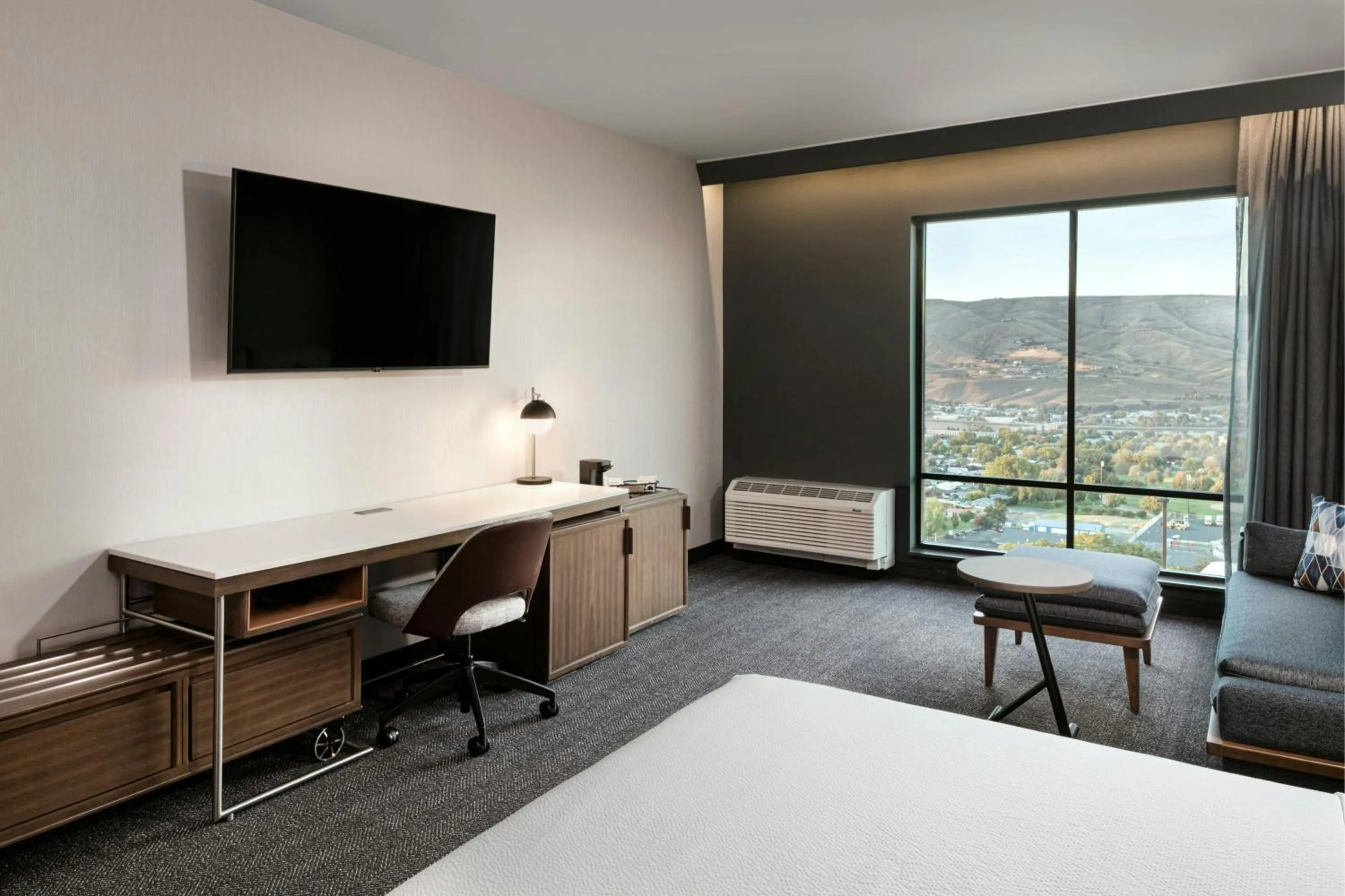 Photo of the whole room, Bed in Courtyard Lewiston