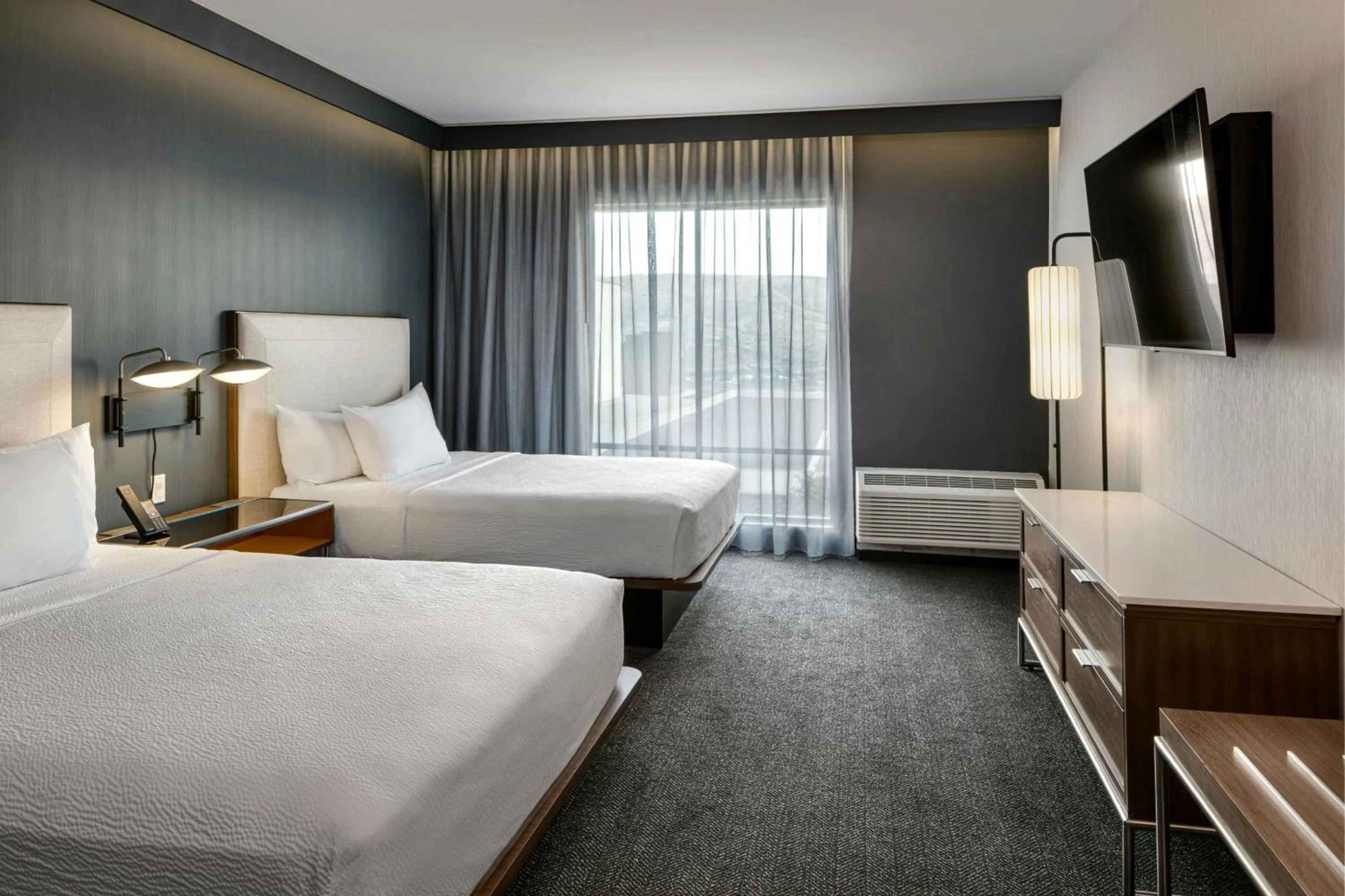 Photo of the whole room, Bed in Courtyard Lewiston