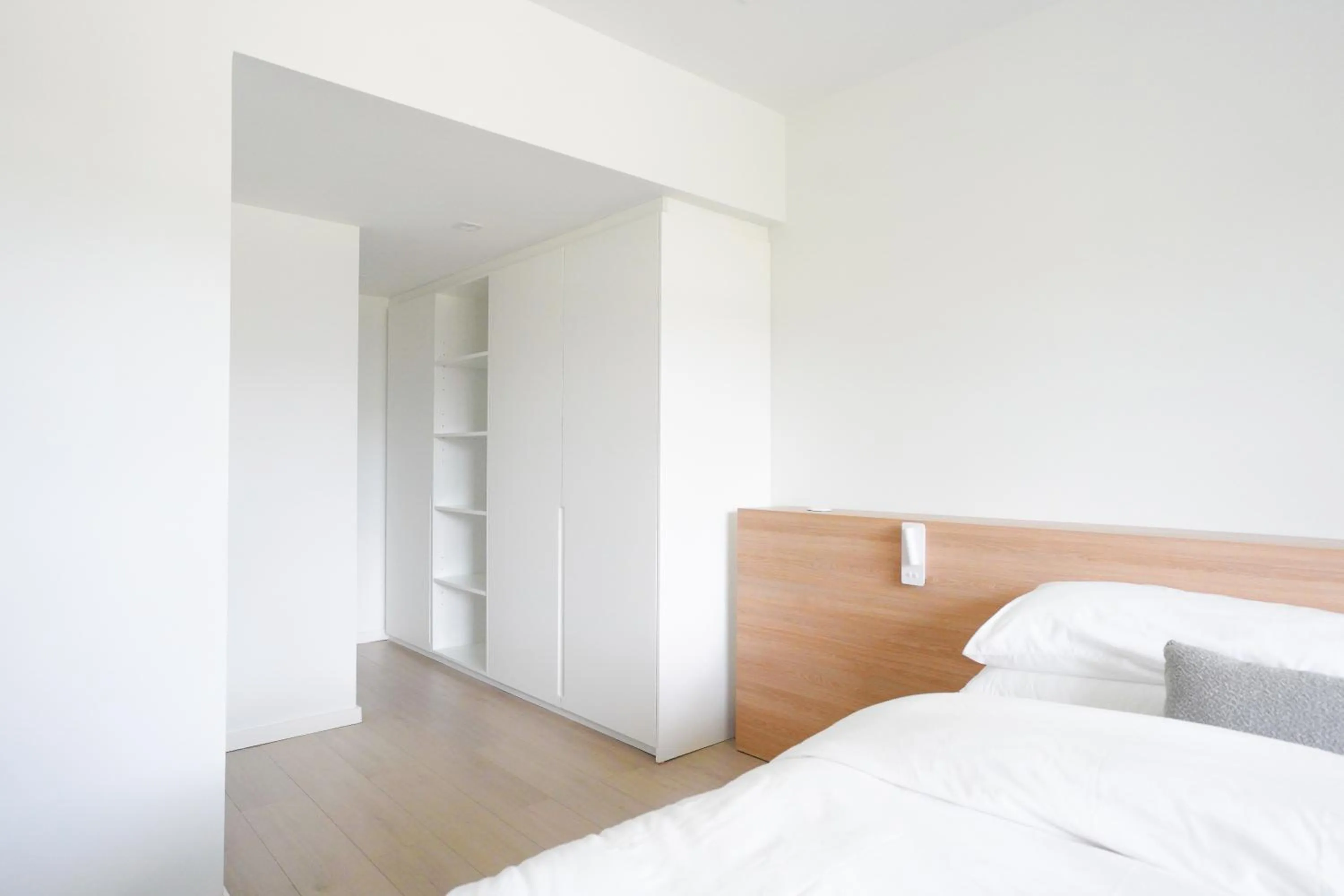 Bed in Beach Haus Key Biscayne Contemporary Apartments