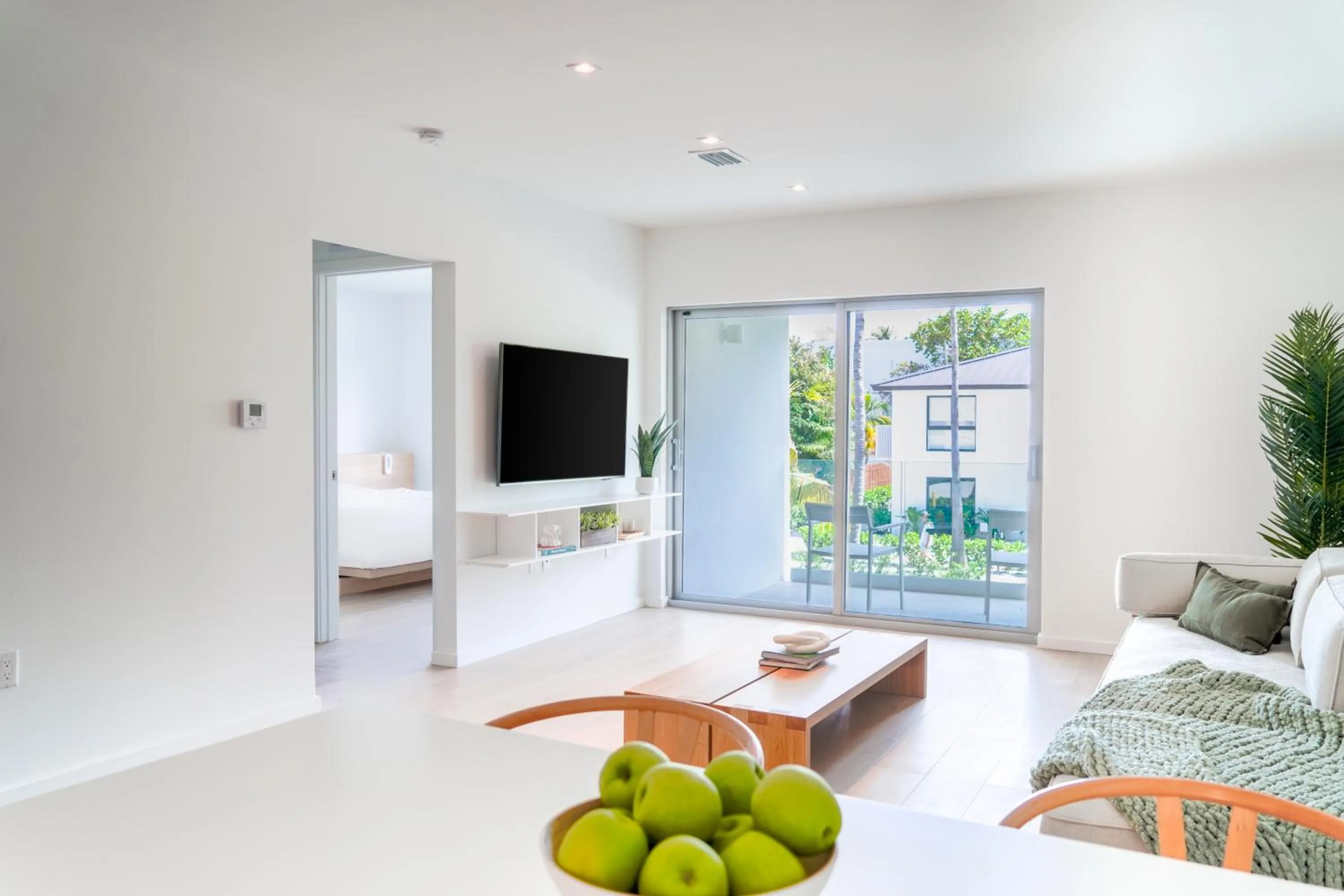 TV and multimedia in Beach Haus Key Biscayne Contemporary Apartments